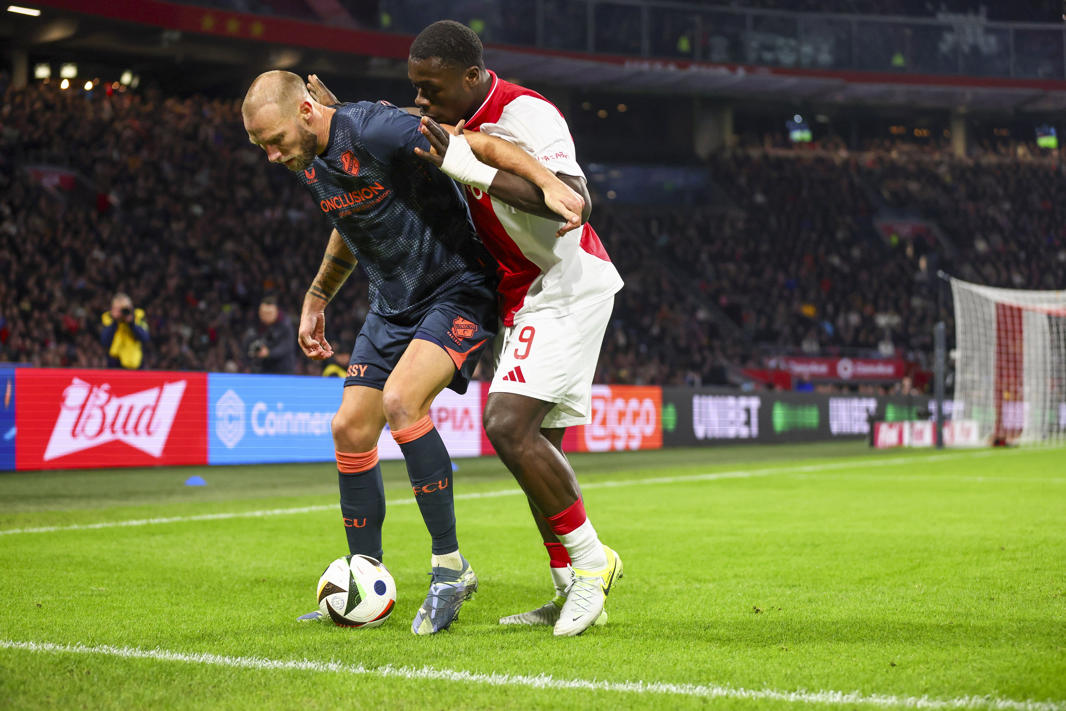 Mike van der Hoorn in duel met Brian Brobbey