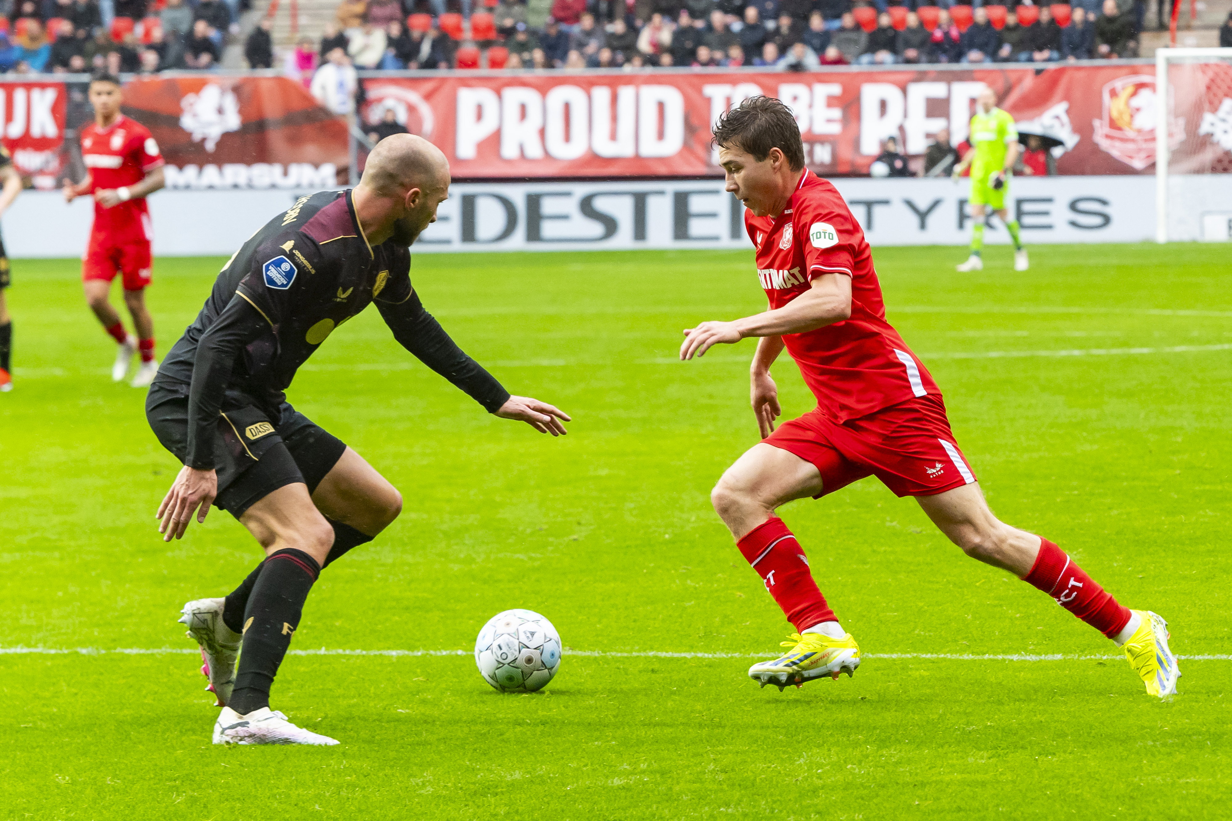 Mike van der Hoorn in duel met Carel Eiting