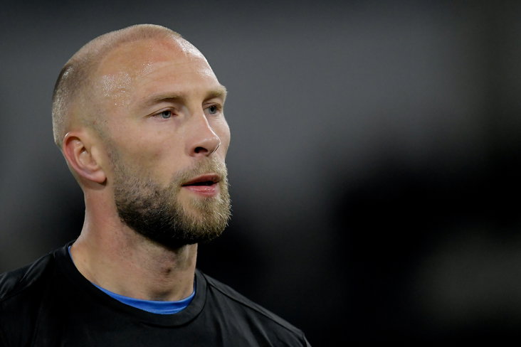 Mike van der Hoorn staart in de verte