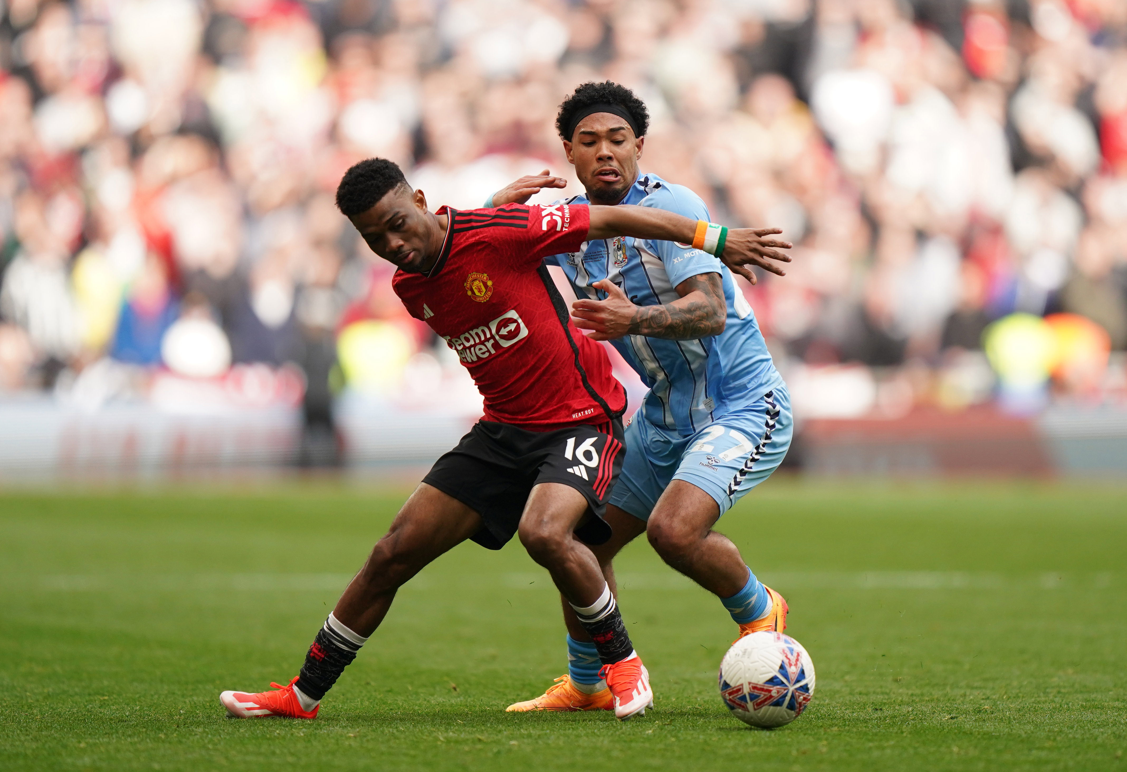 Milan van Ewijk in het duel met Manchester United