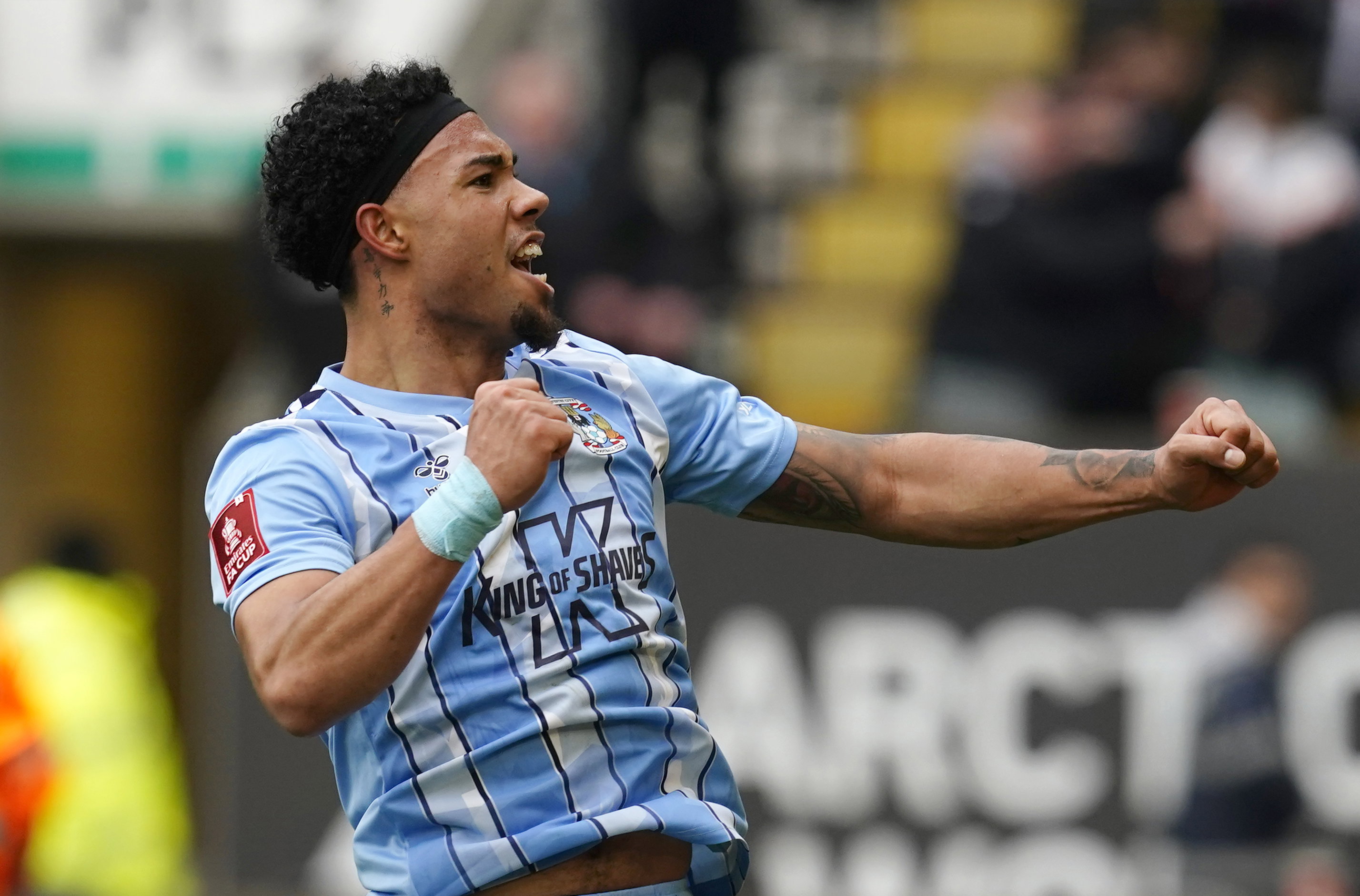 Milan van Ewijk viert een overwinning van Coventry City