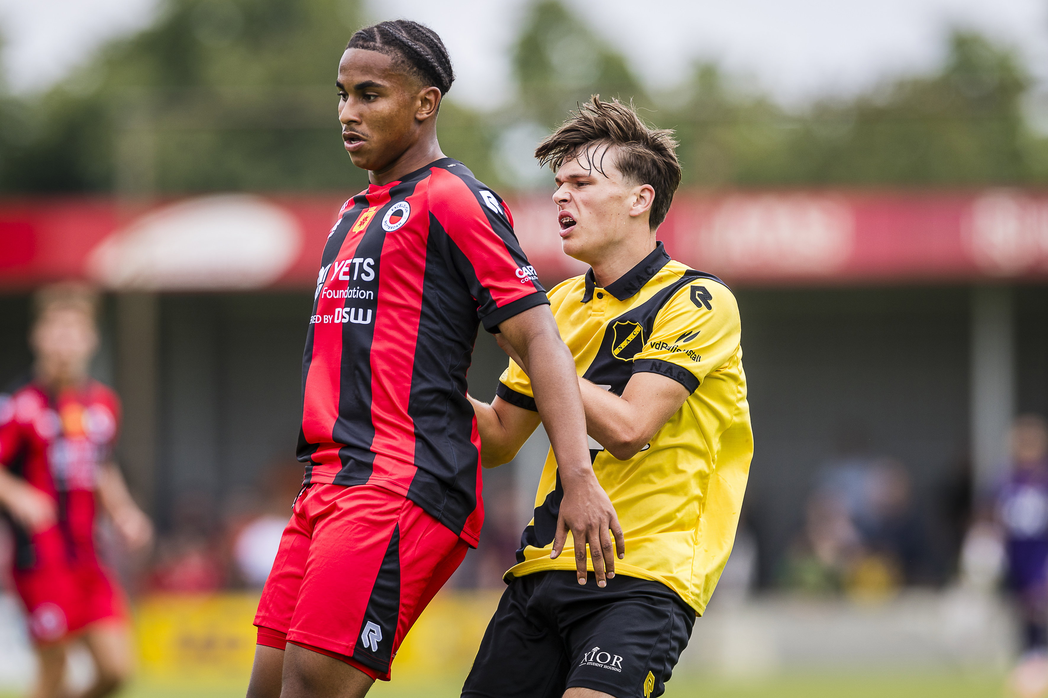 Mylan Brouwers in het duel met Excelsior