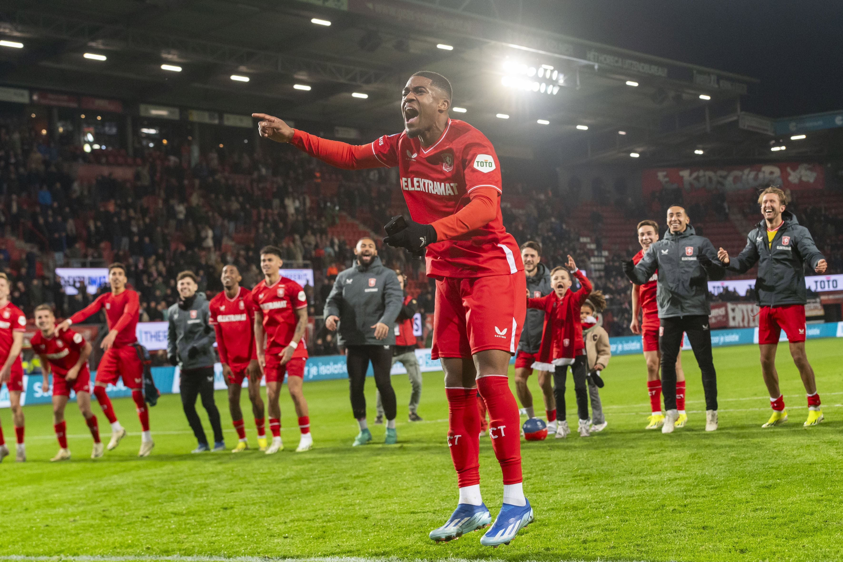 Myron Boadu danst voor Vak P