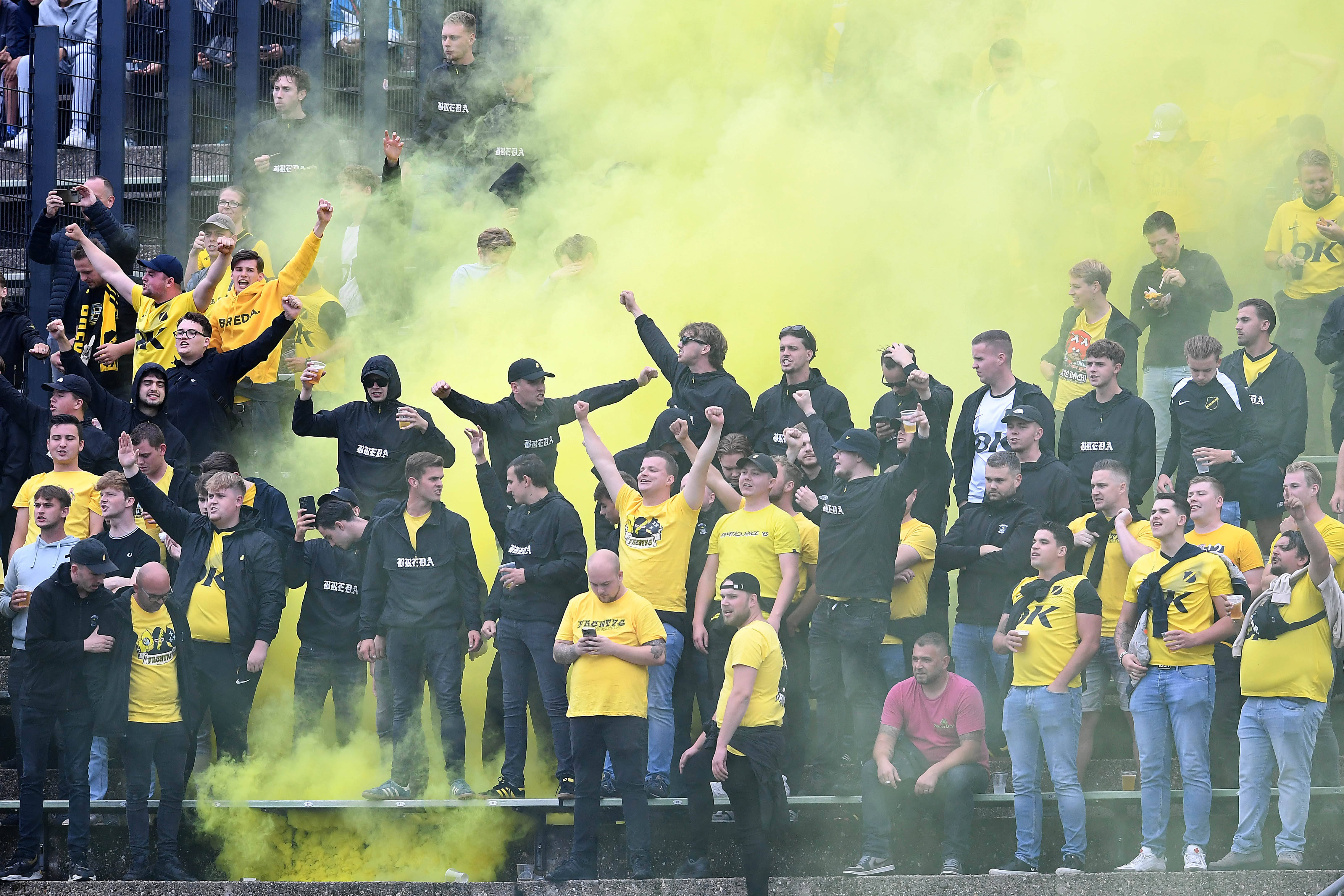 NAC Breda-supporters in Gelsenkirchen