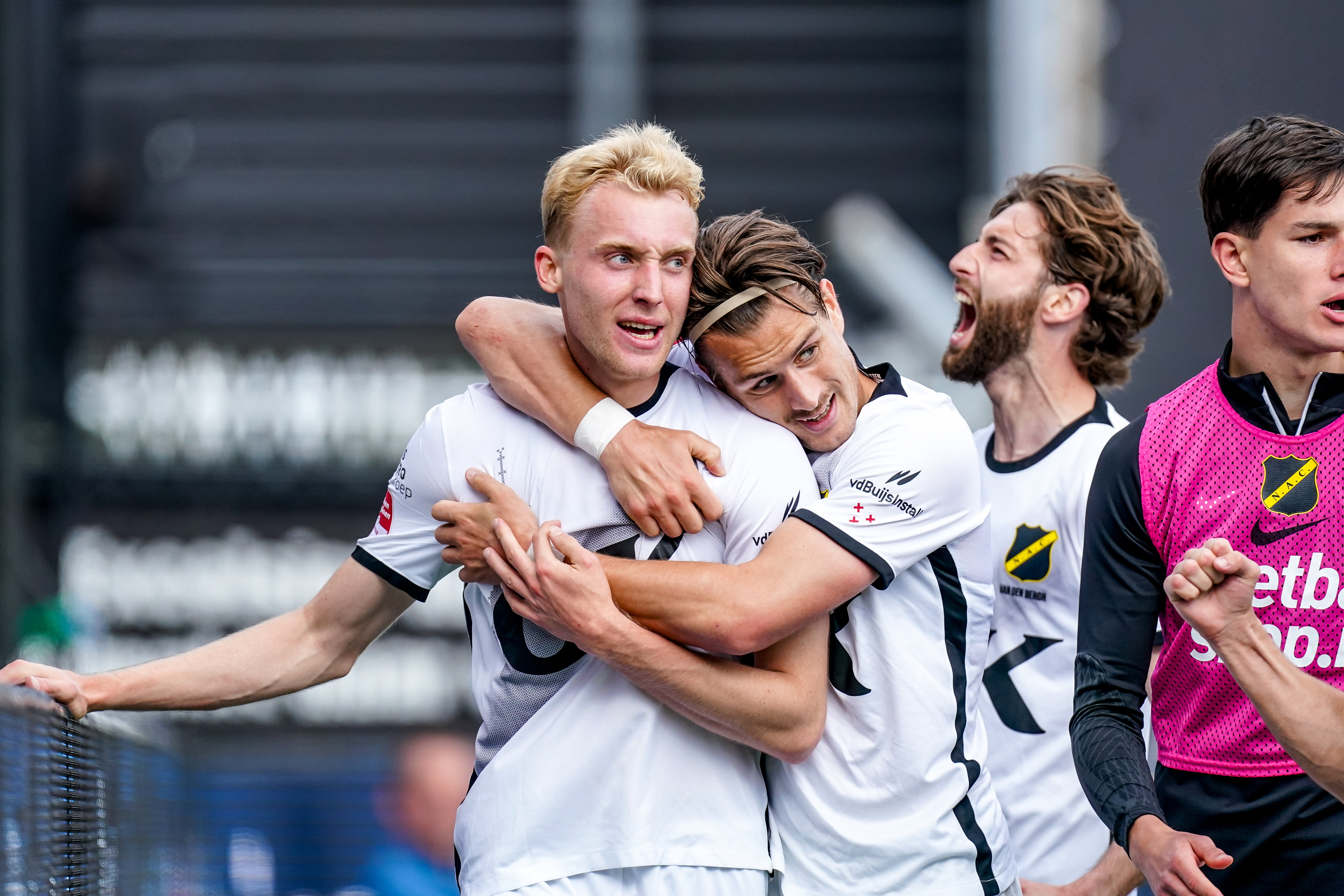NAC Breda viert de goal van Casper Staring