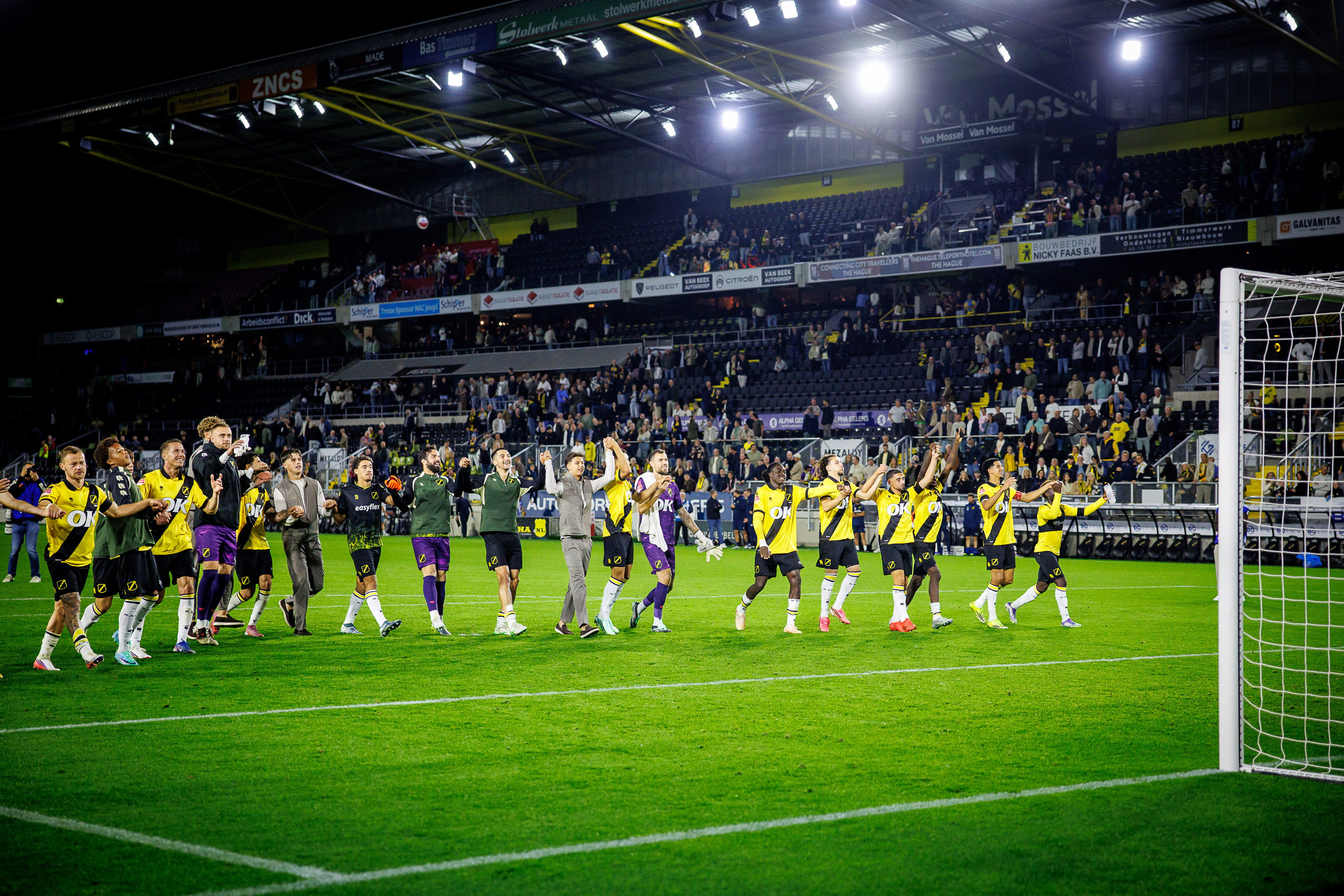 NAC viert de overwinning met haar fans