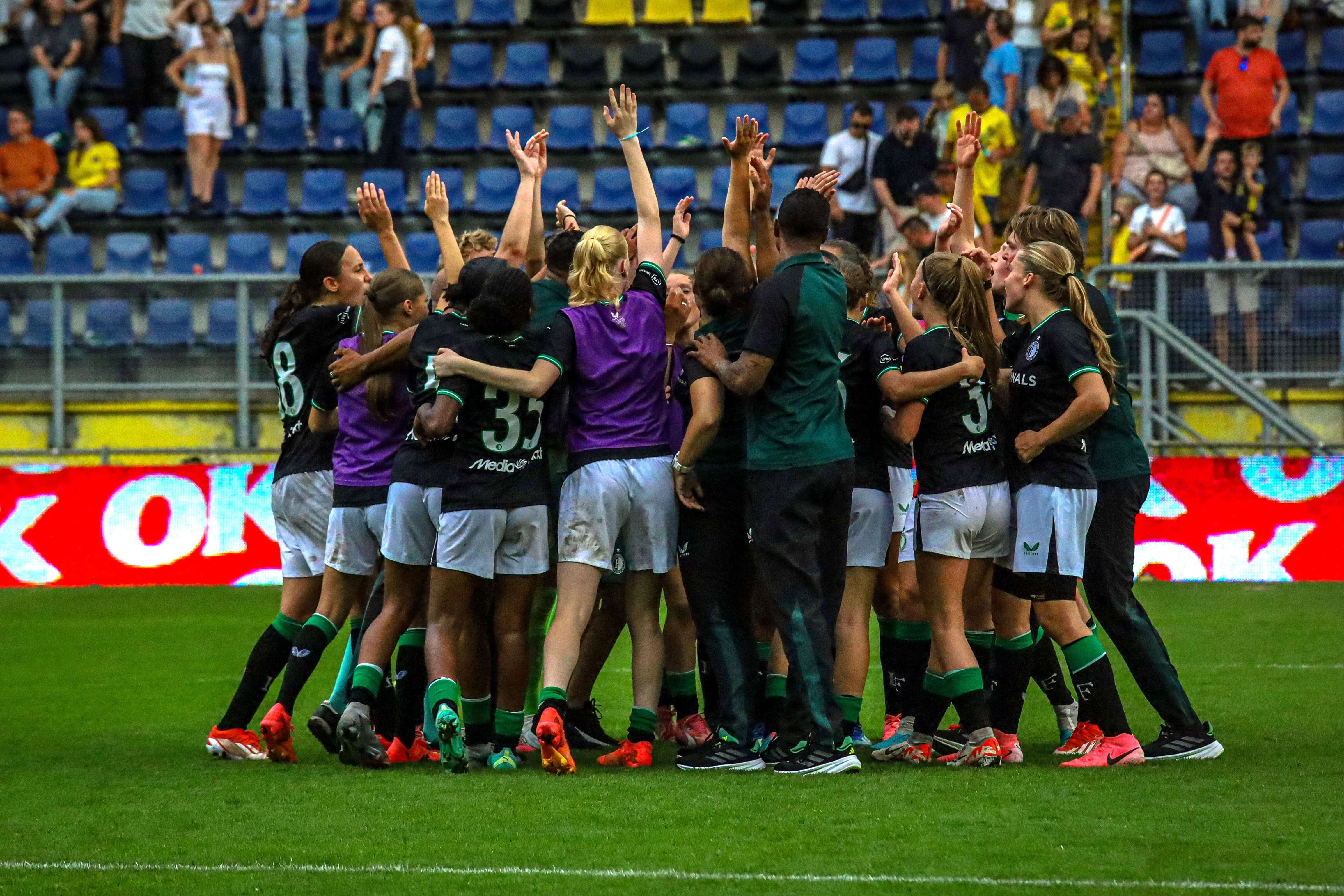De speelsters en stafleden van Jong Feyenoord
