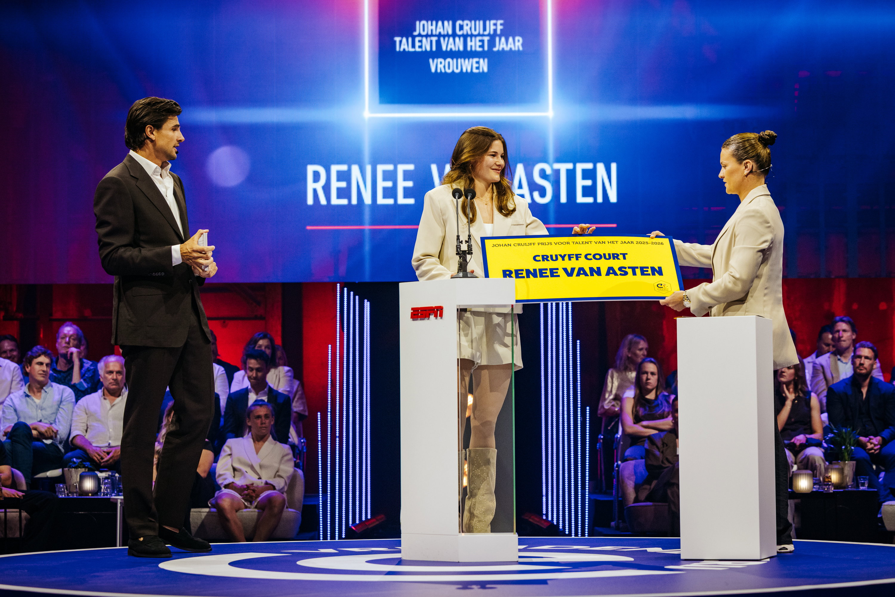Renee van Asten en Sherida Spitse op de Eredivsie Awards