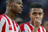 Denzel Dumfries en Donyell Malen namens PSV