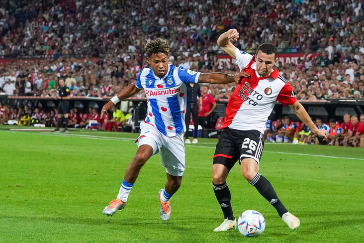 Milan van Ewijk in duel met Oussama Idrissi in 2022