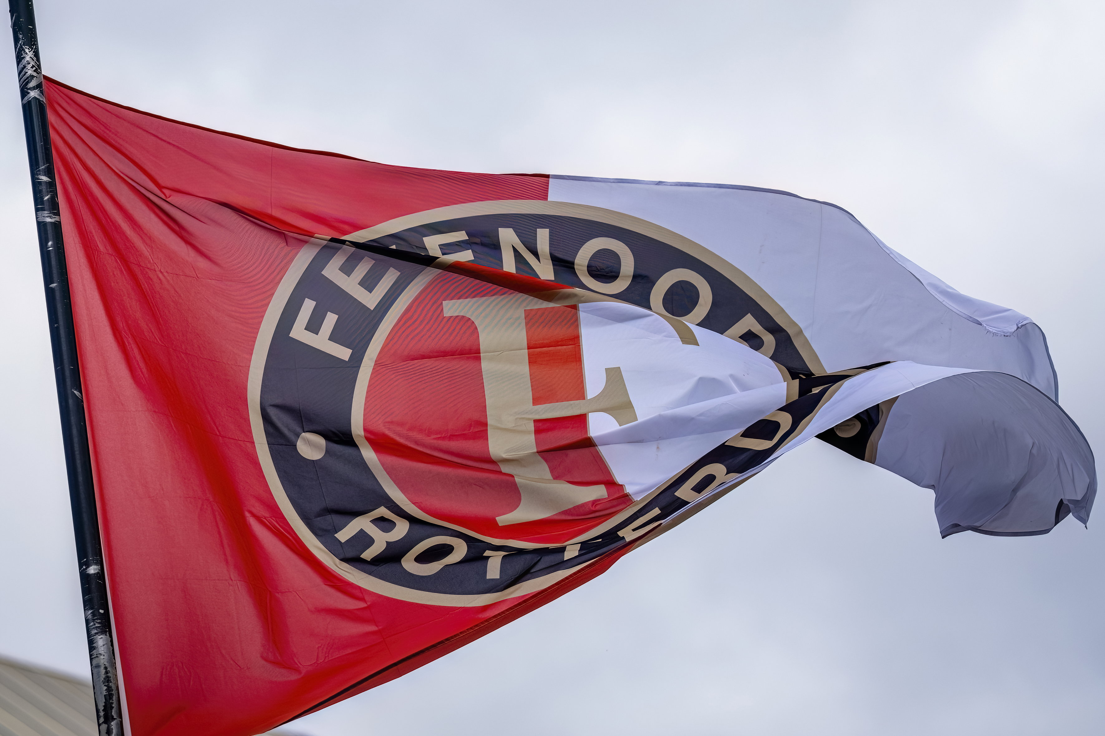 Het logo van Feyenoord op een vlag