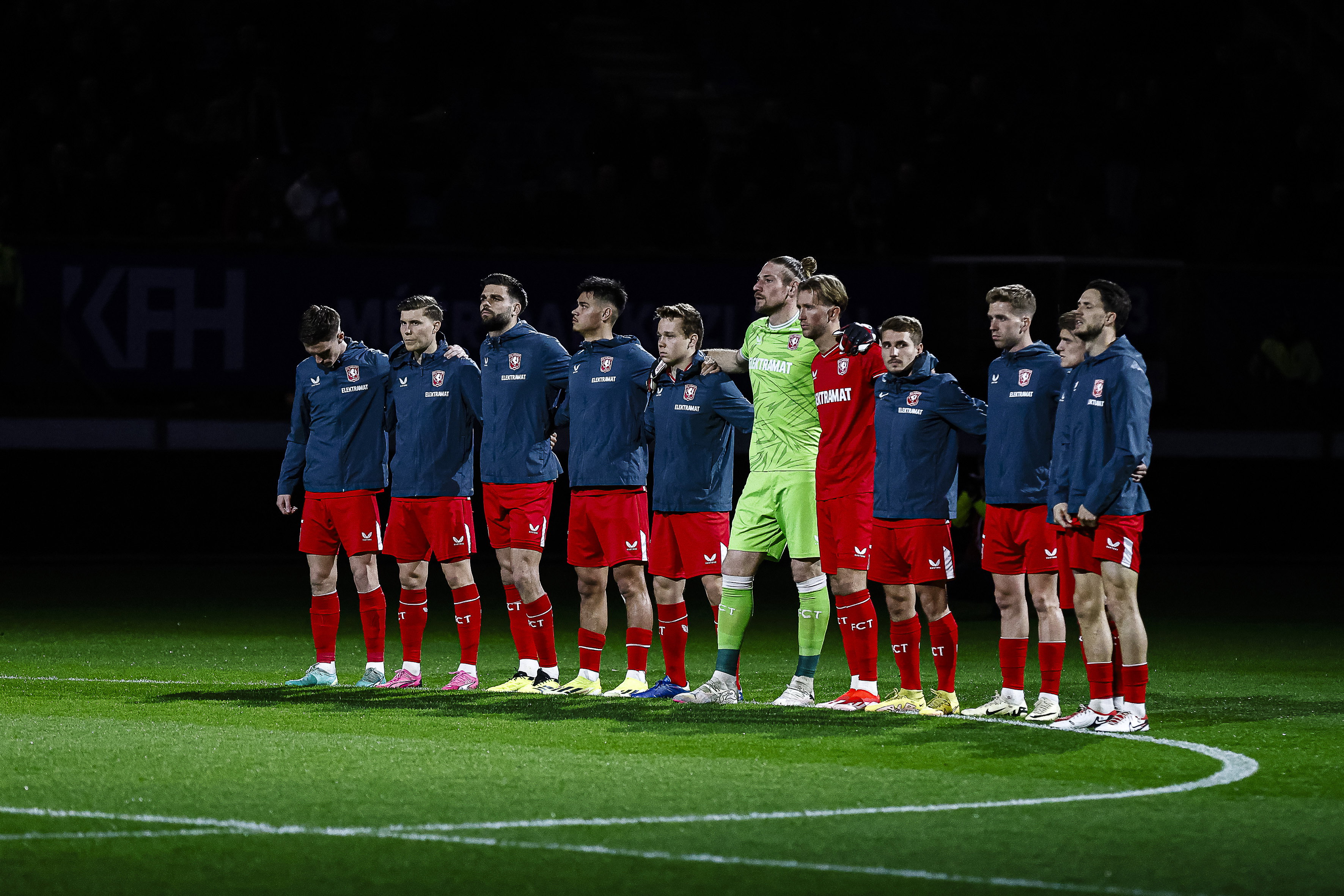 FC Twente tijdens een minuut stilte in Heerenveen