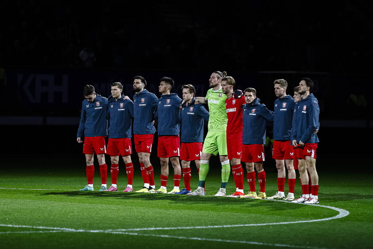 FC Twente tijdens een minuut stilte in Heerenveen