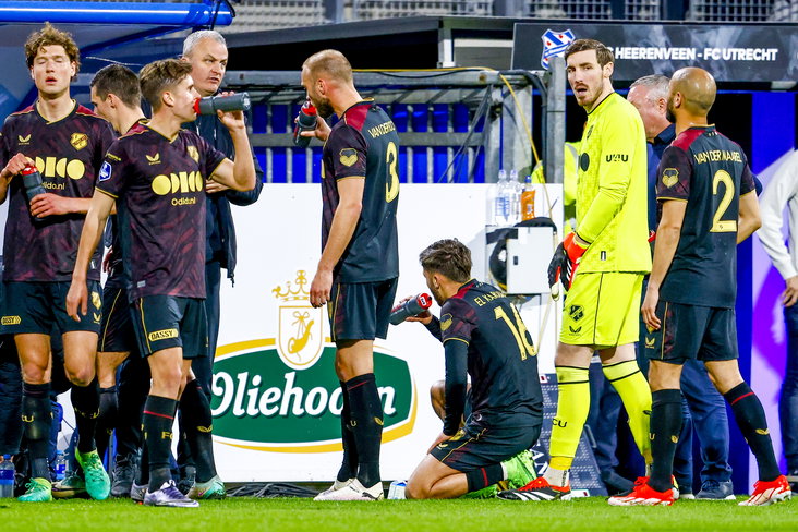 Souffian El Karouani eet en drinkt tijdens een wedstrijd van FC Utrecht