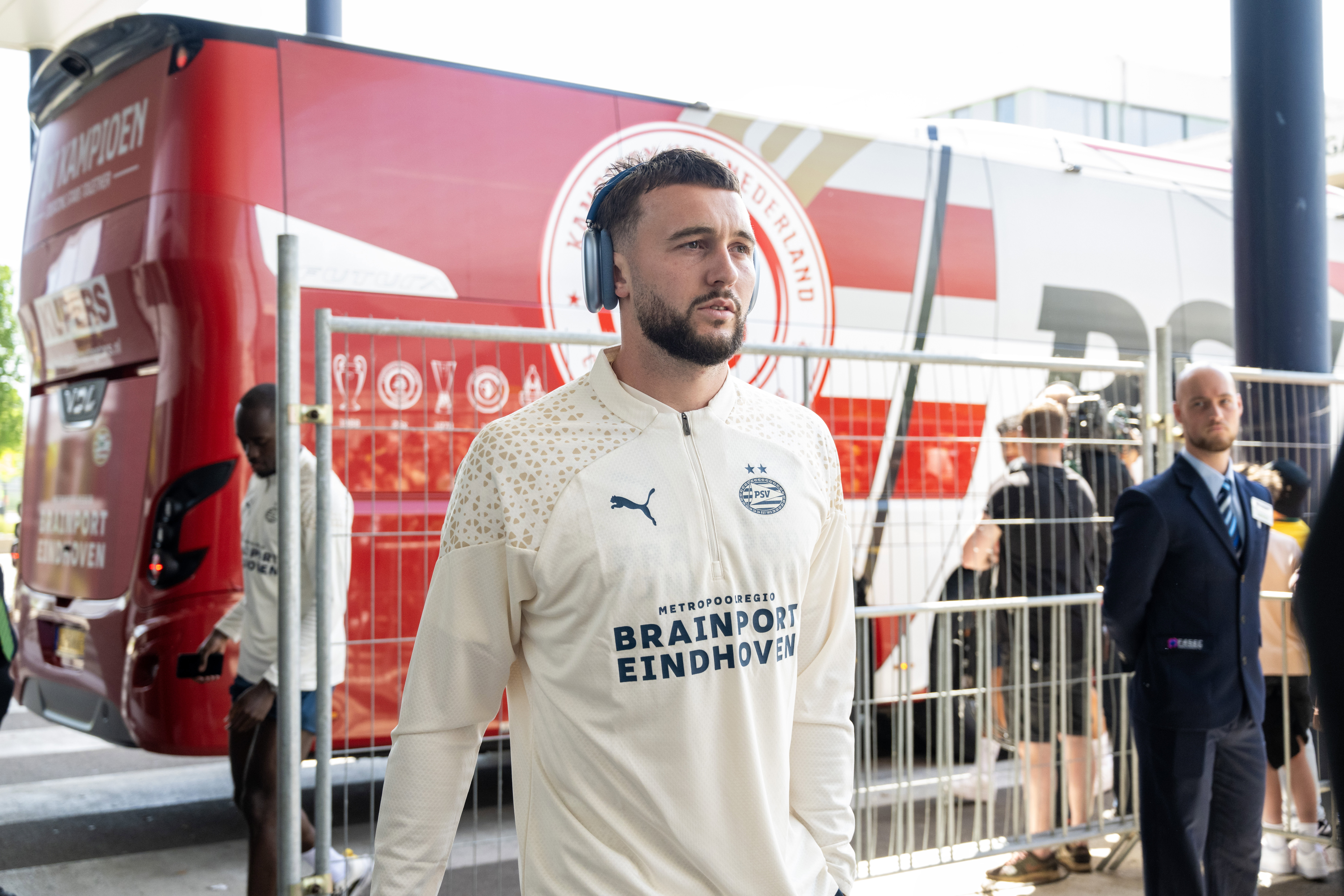 Joël Drommel bij de spelersbus van PSV