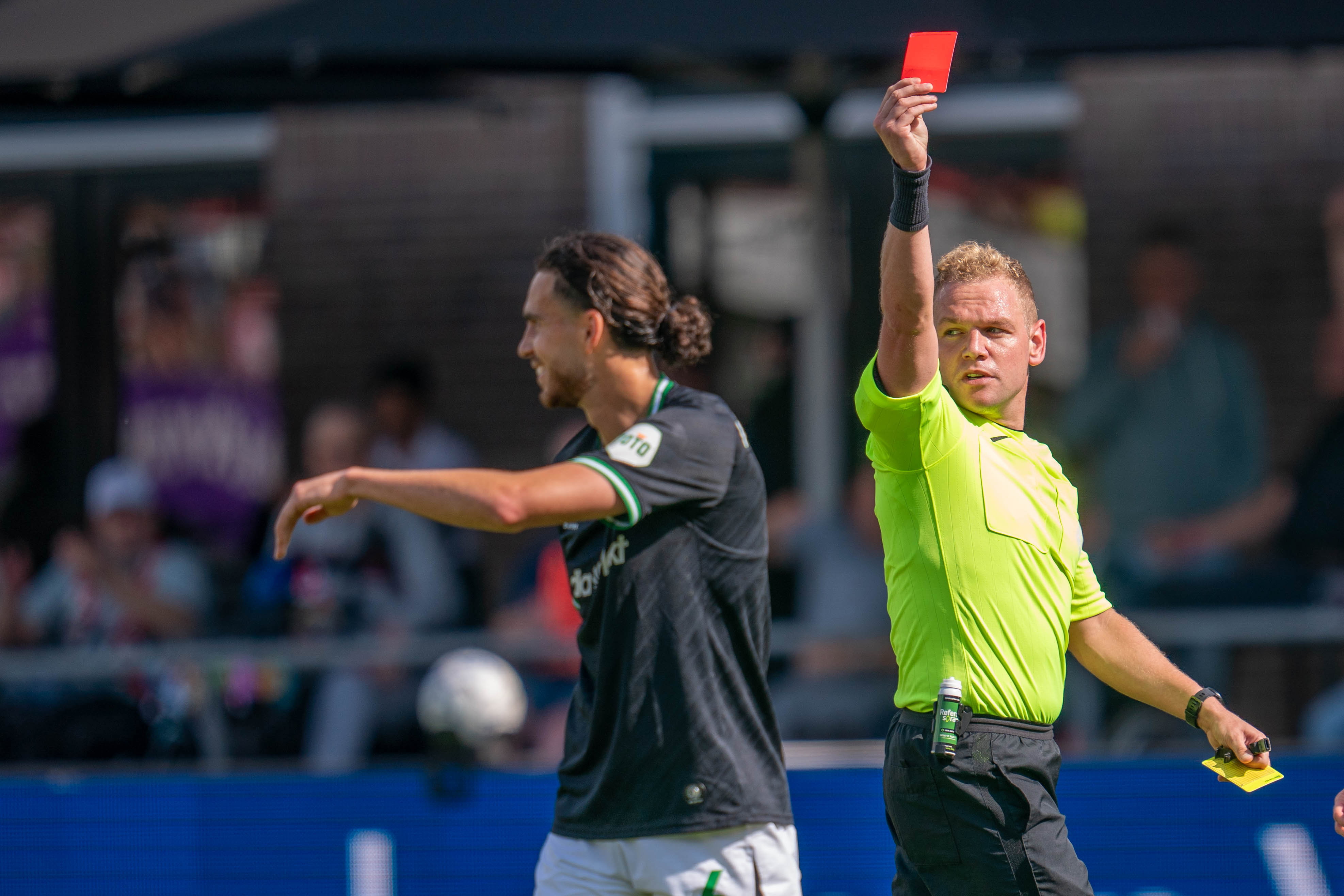 Alex Bos geeft Ramiz Zerrouki de rode kaart