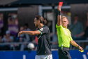 Alex Bos geeft Ramiz Zerrouki de rode kaart