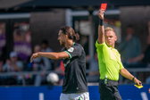 Alex Bos geeft Ramiz Zerrouki de rode kaart