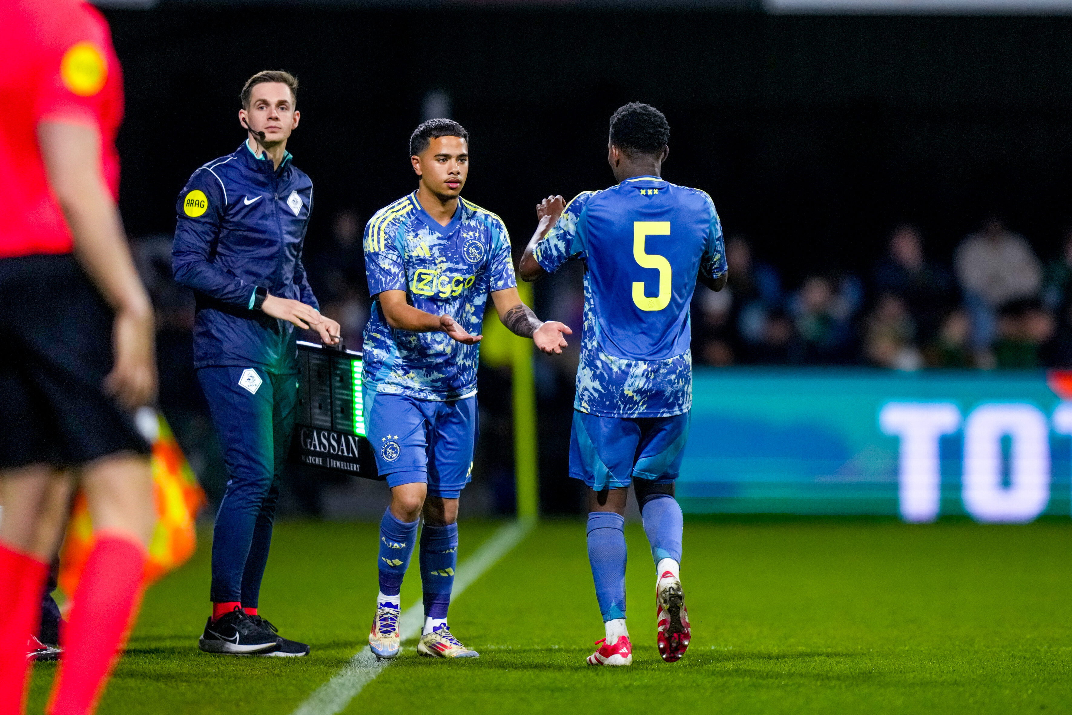 Lyfe Oldenstam komt in het veld bij Jong Ajax