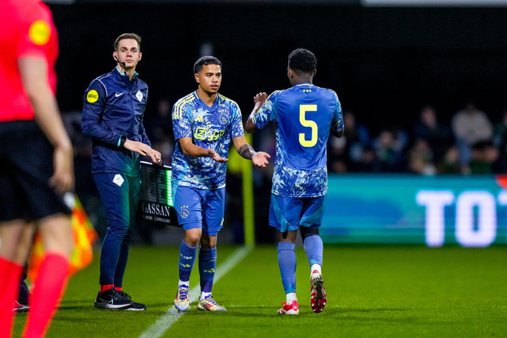 Lyfe Oldenstam komt in het veld bij Jong Ajax