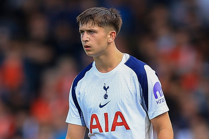 Mikey Moore in het shirt van Tottenham Hotspur