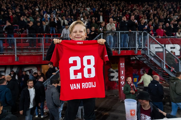 Een FC Twente-supporter met het shirt van Bart van Rooij
