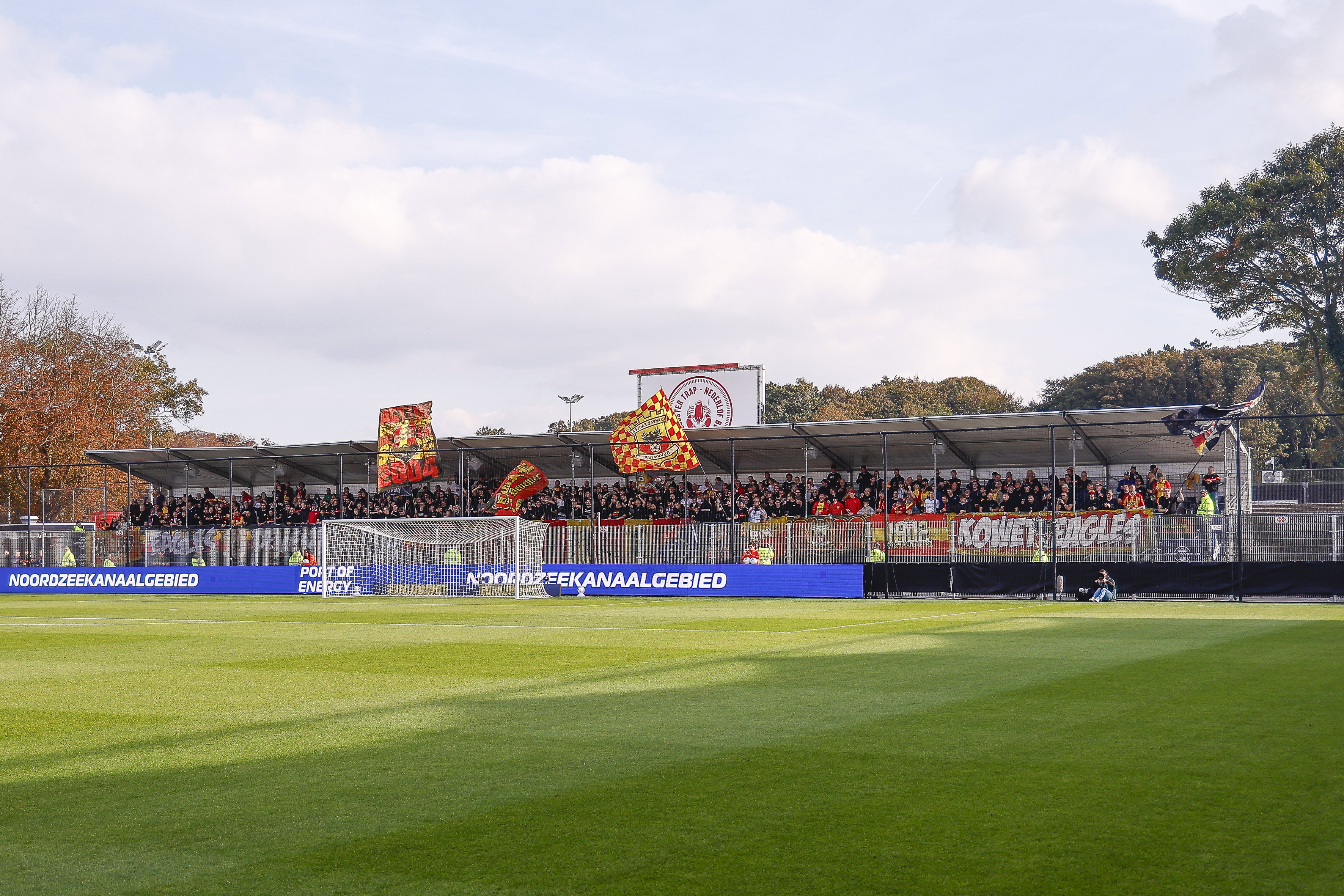 Go Ahead Eagles-supporters in het uitvak bij Telstar
