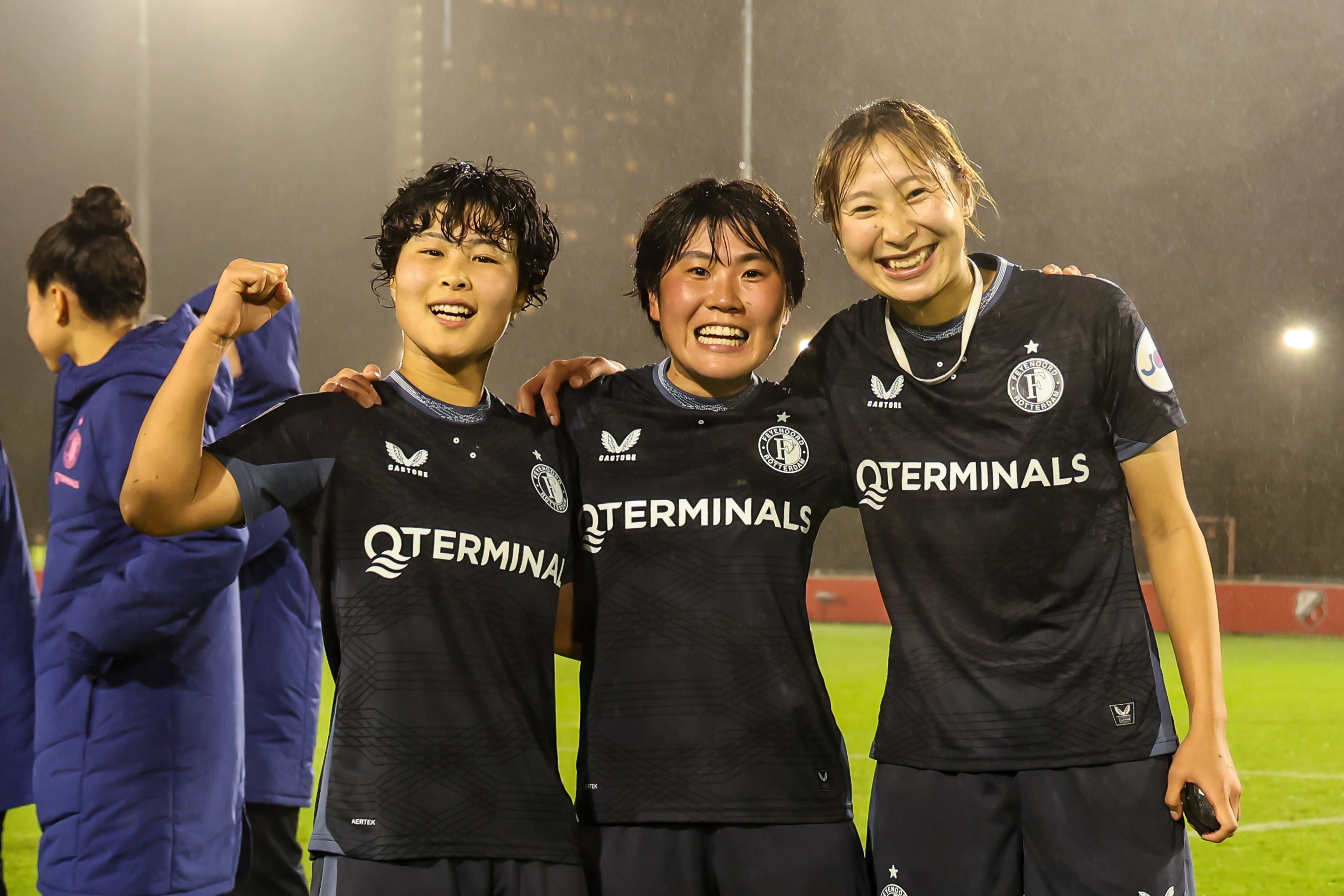 Mao Itamura, Kokona Iwasaki en Akari Takeshige bij Feyenoord