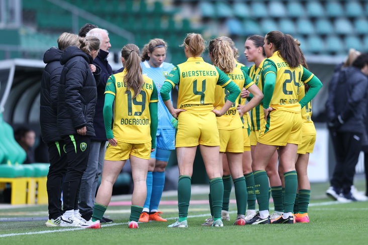 De speelsters en staf van ADO Den Haag