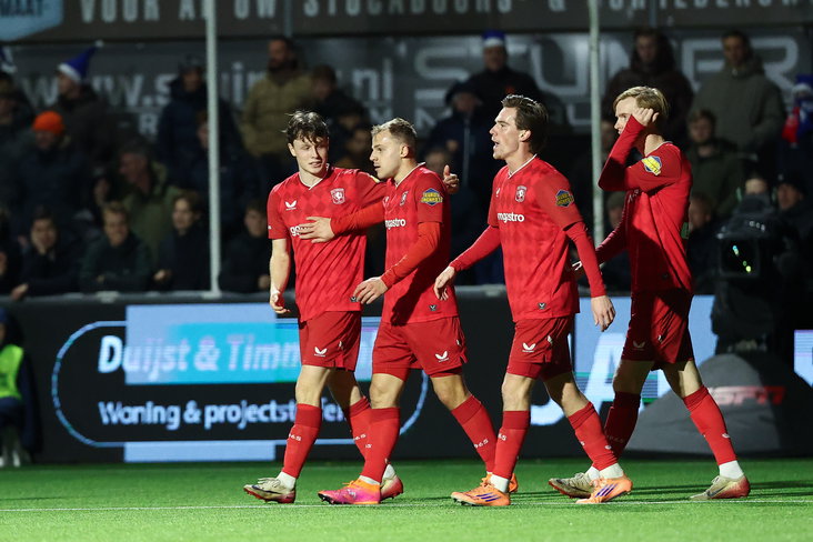FC Twente viert de treffer van Thomas van den Belt in Spakenburg