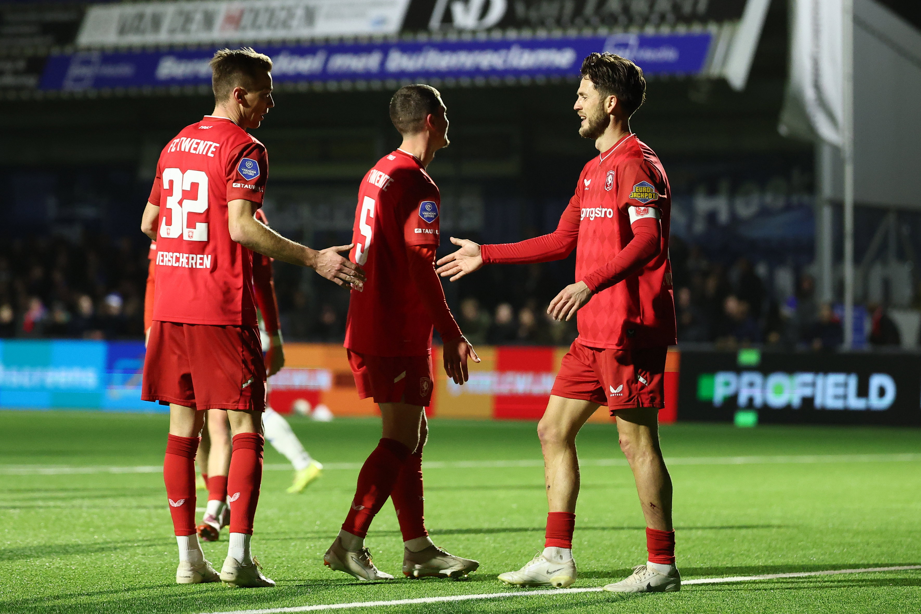 FC Twente viert de goal van Ricky van Wolfswinkel in Spakenburg