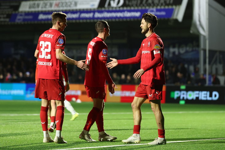 FC Twente viert de goal van Ricky van Wolfswinkel in Spakenburg