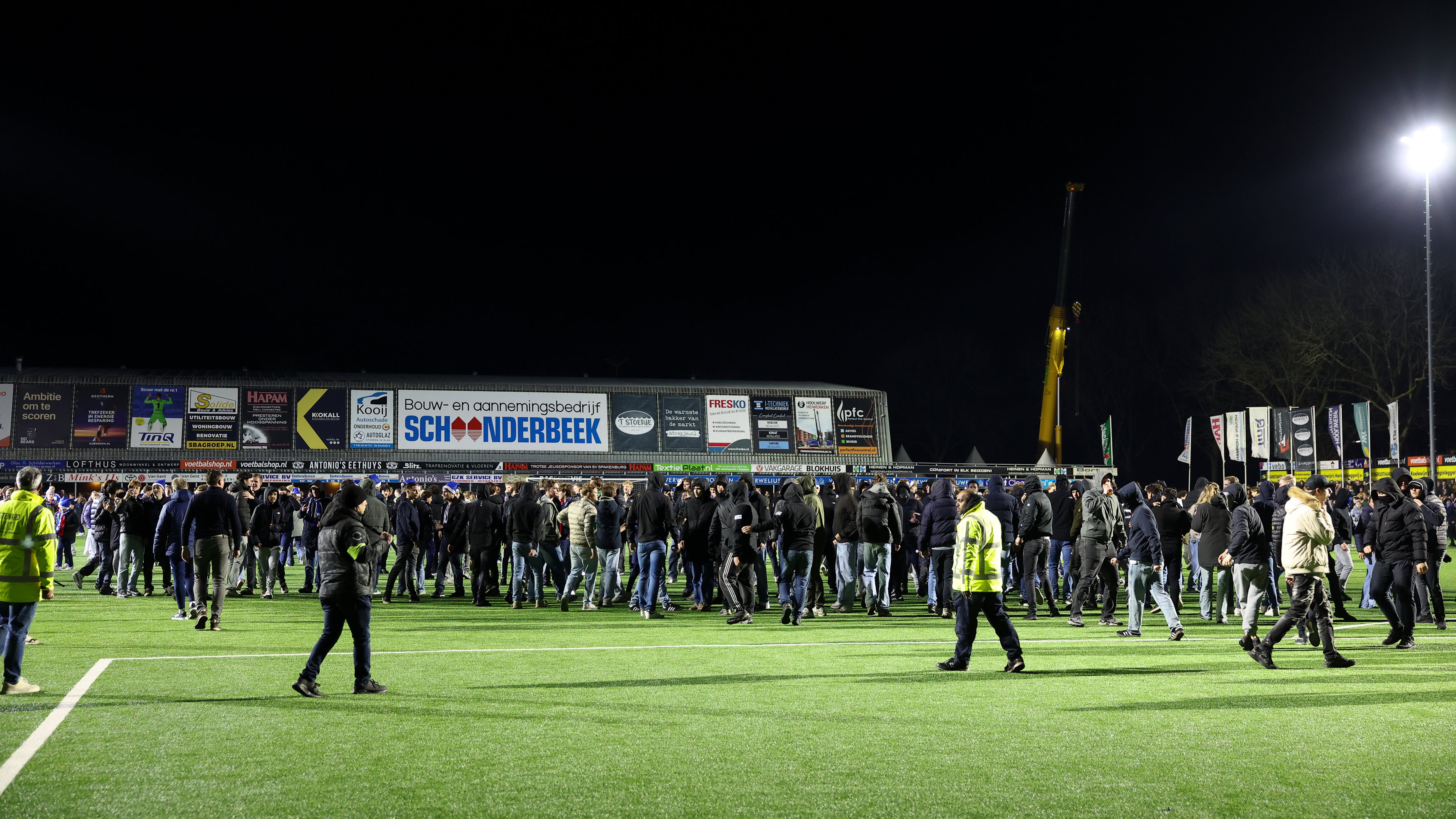 Supporters op het veld bij SV Spakenburg