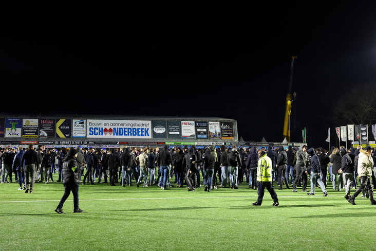 Supporters op het veld bij SV Spakenburg