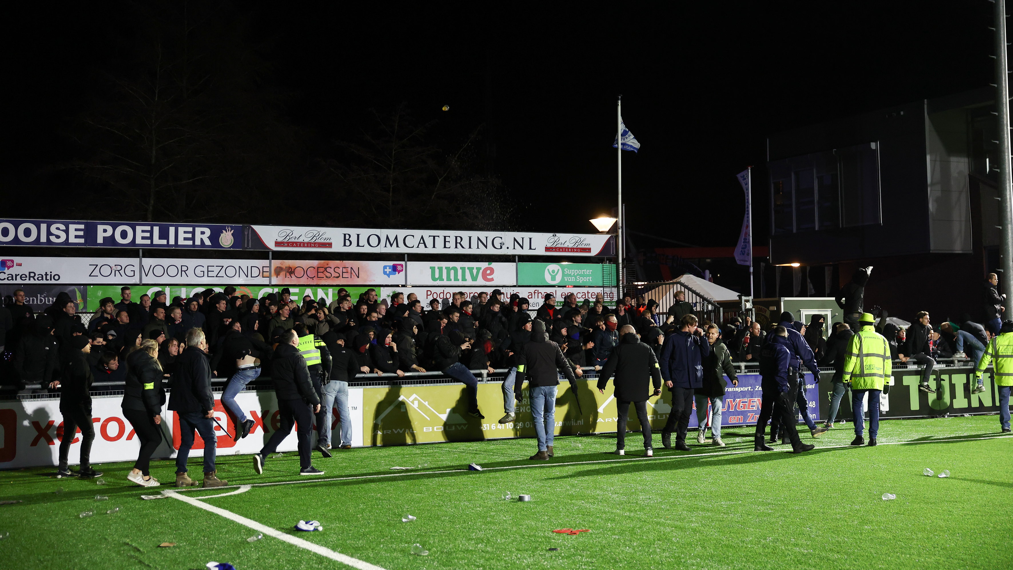 Politie en stewards bij het uitvak van FC Twente in Spakenburg