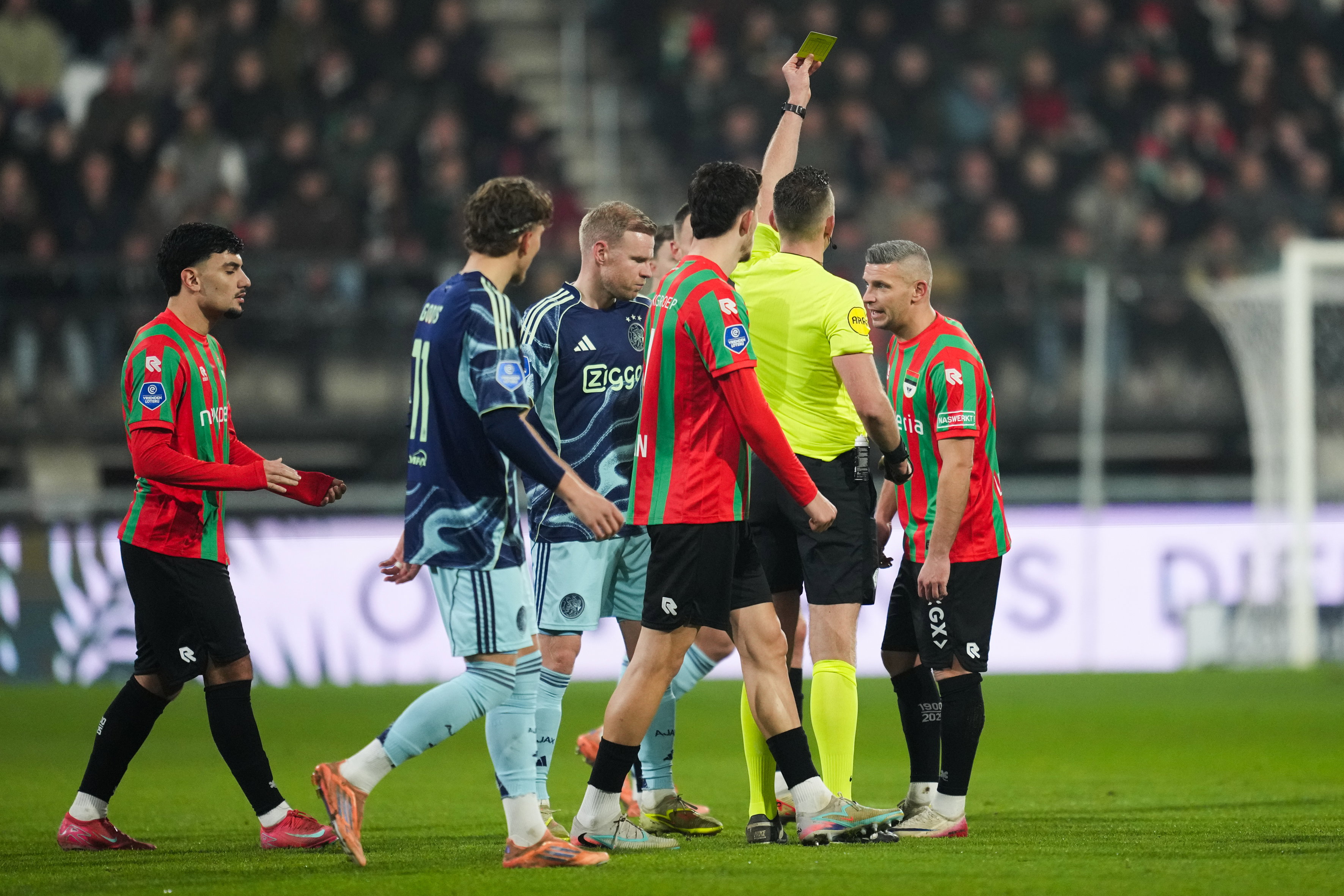 Bryan Linssen (NEC) krijgt geel tegen Ajax