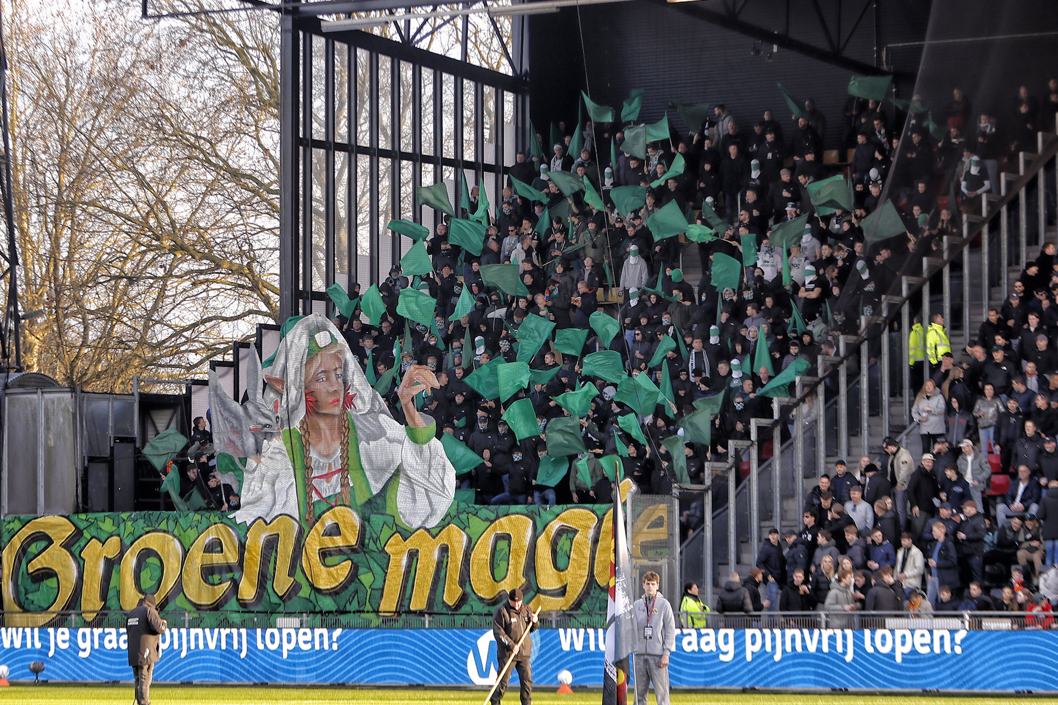 FC Groningen-supporters tonen een spandoek