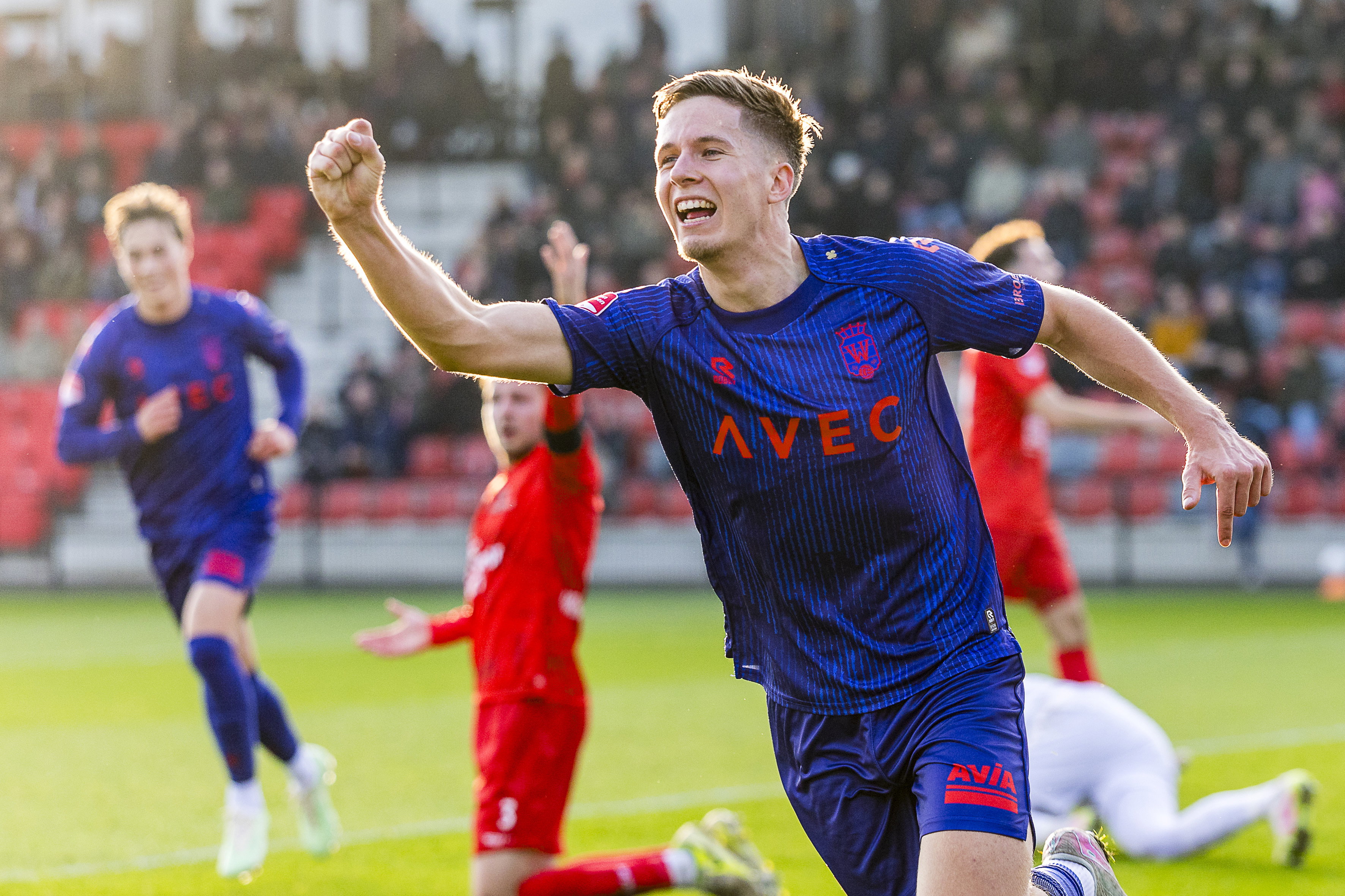 Gijs Besselink juicht na zijn treffer voor Willem II