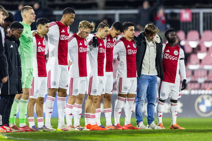 Mark Verkuijl temidden van de selectie van Ajax