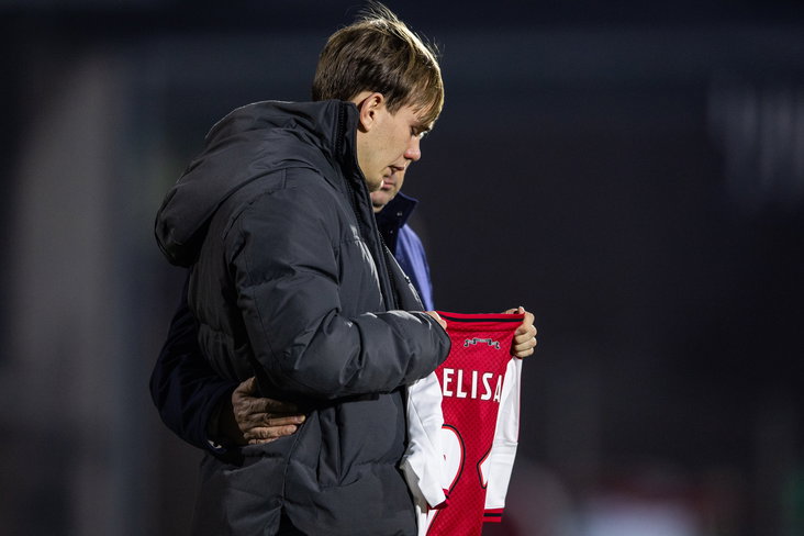 Mark Verkuijl met het shirt voor Elisa, zijn overleden vriendin