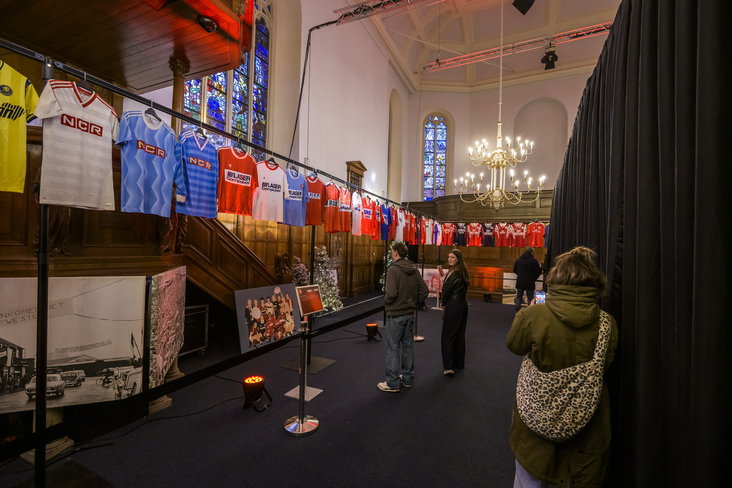 FC Twente-shirts bij de expositie in de Grote Kerk