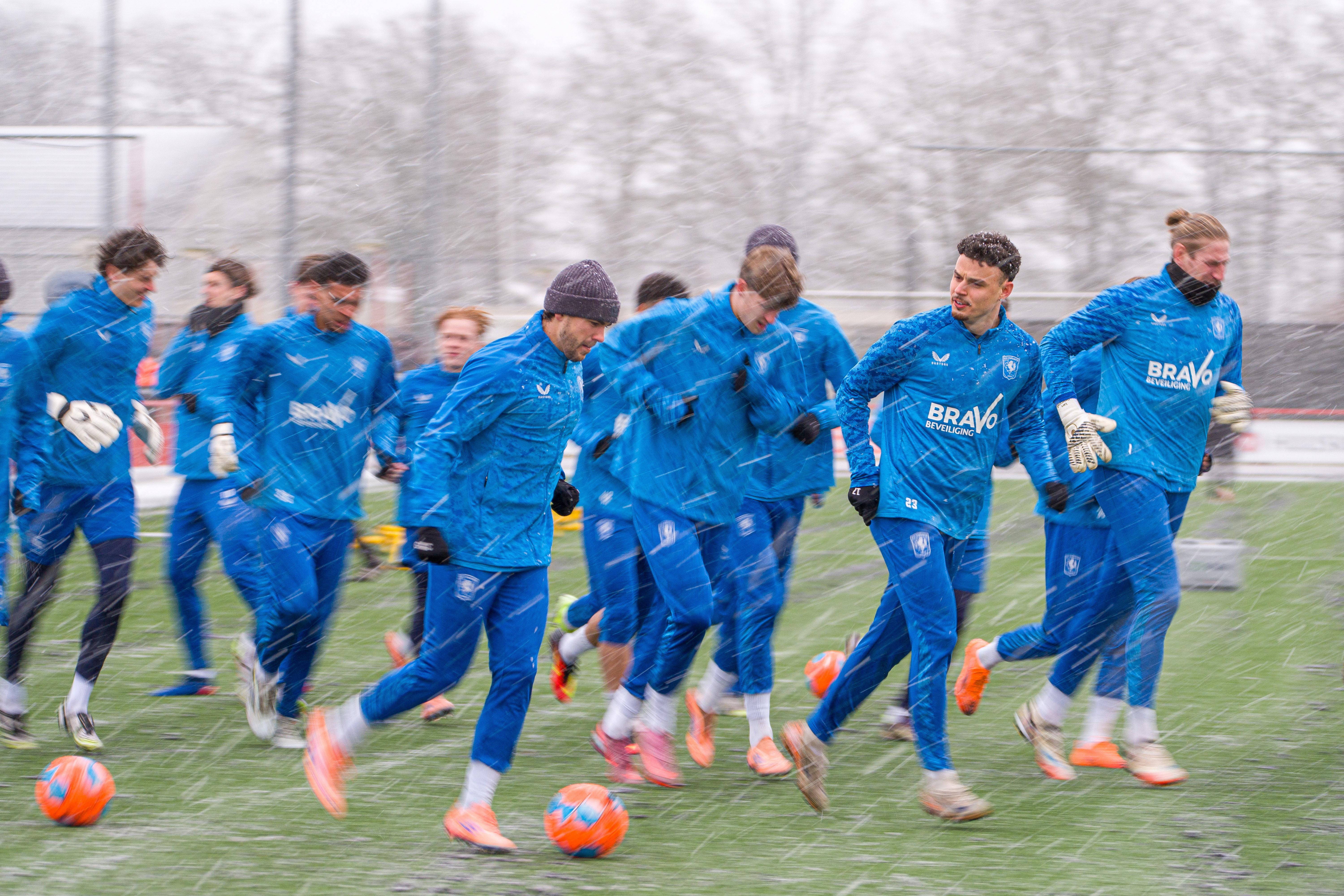 FC Twente traint in de sneeuw