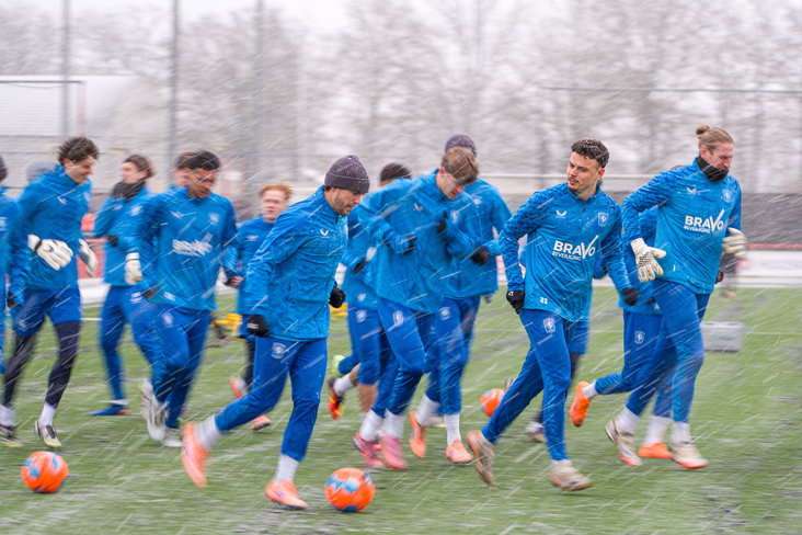 FC Twente traint in de sneeuw