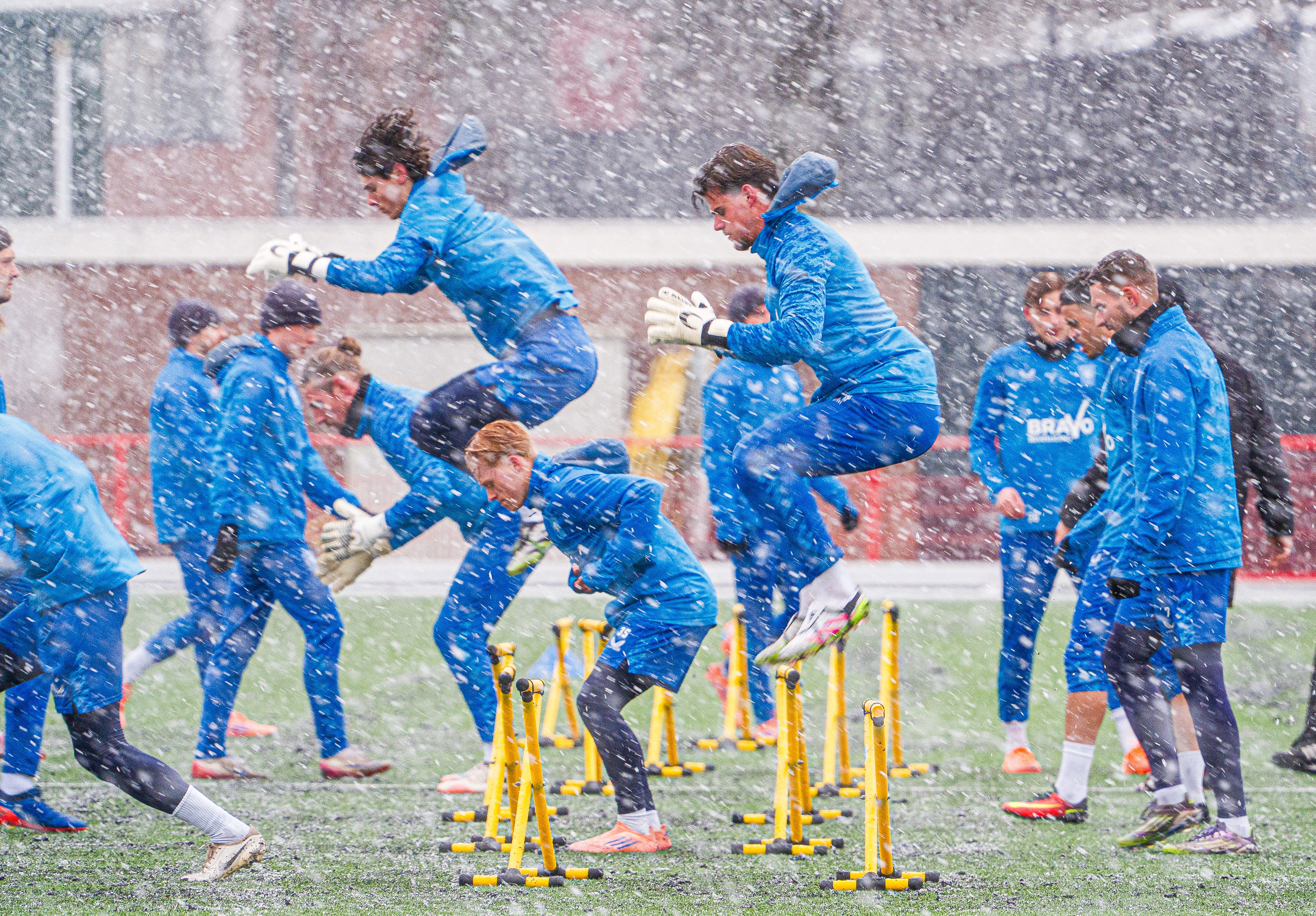 FC Twente werkt de eerste training van 2026 af in de sneeuw