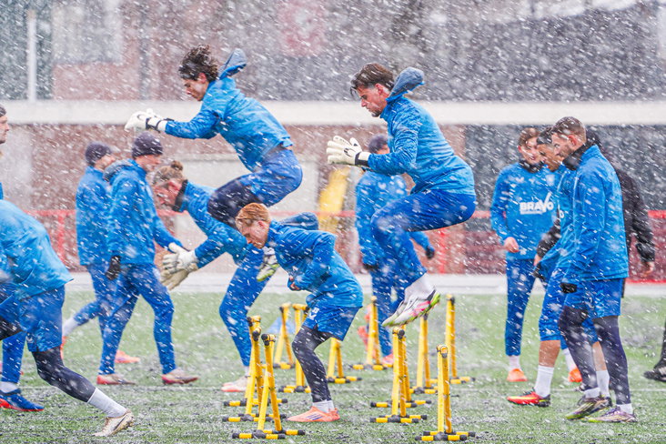 FC Twente werkt de eerste training van 2026 af in de sneeuw