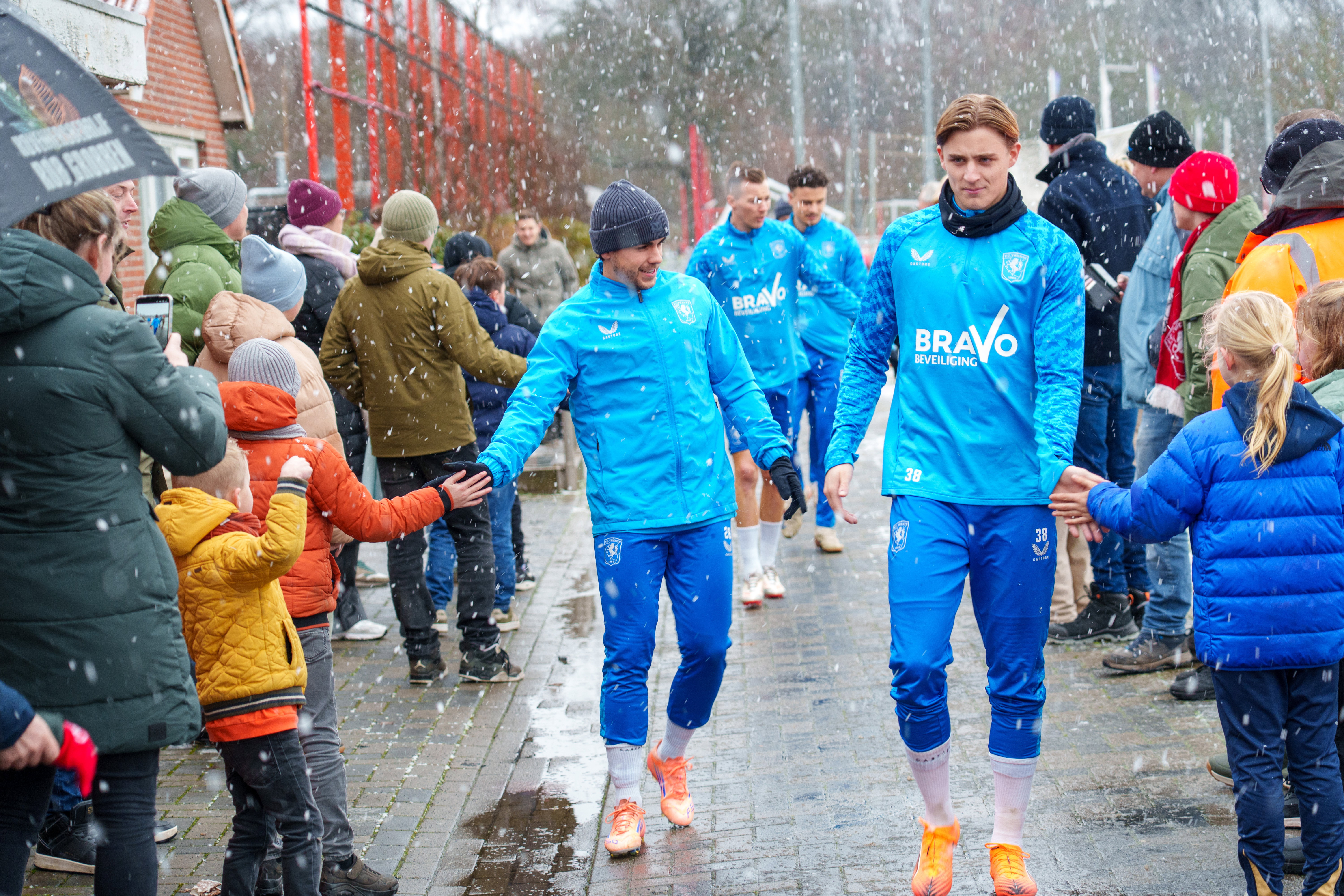 Max Bruns meldt zich op het trainingsveld van FC Twente