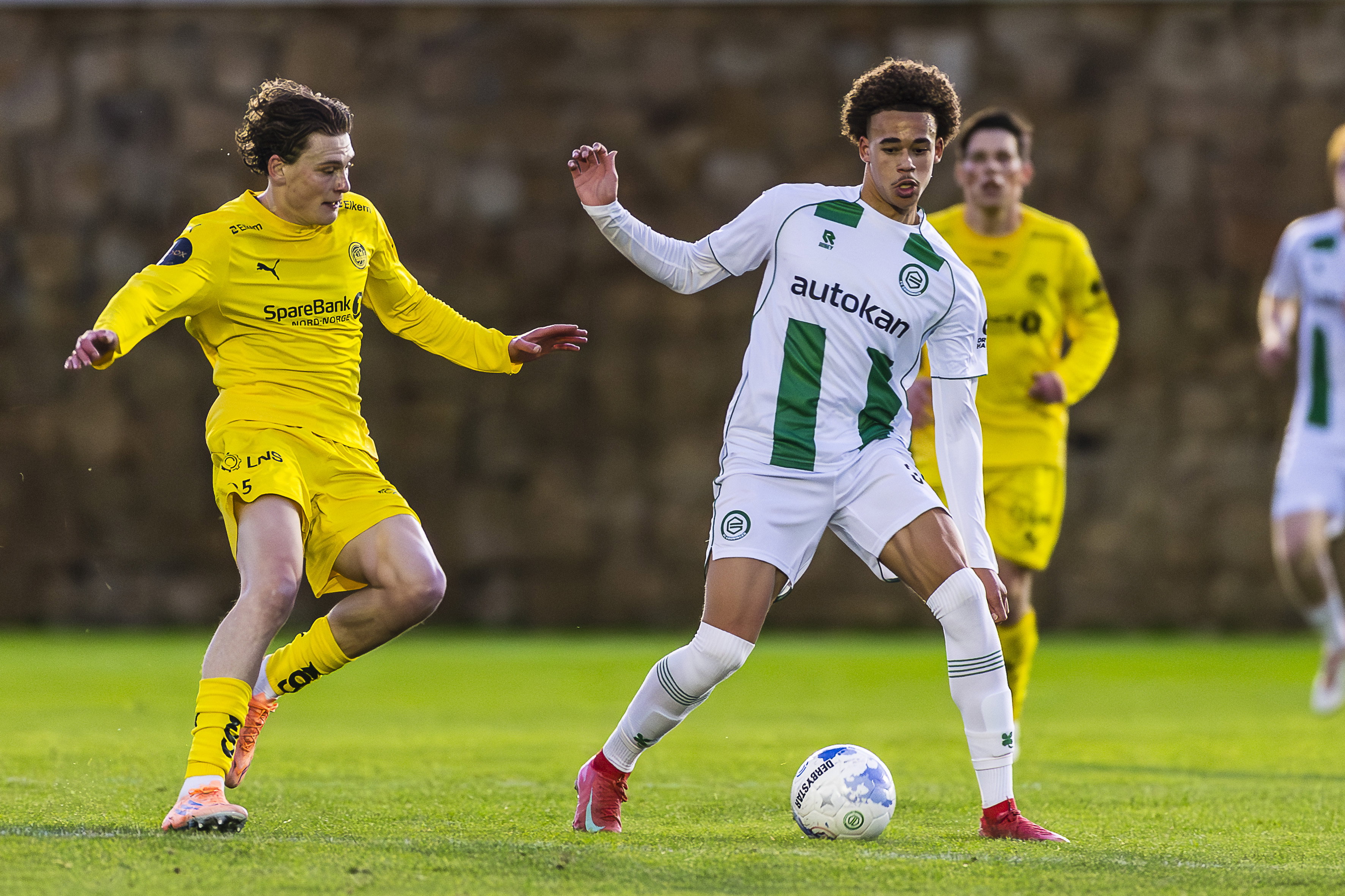 Ryan Metu in actie voor FC Groningen