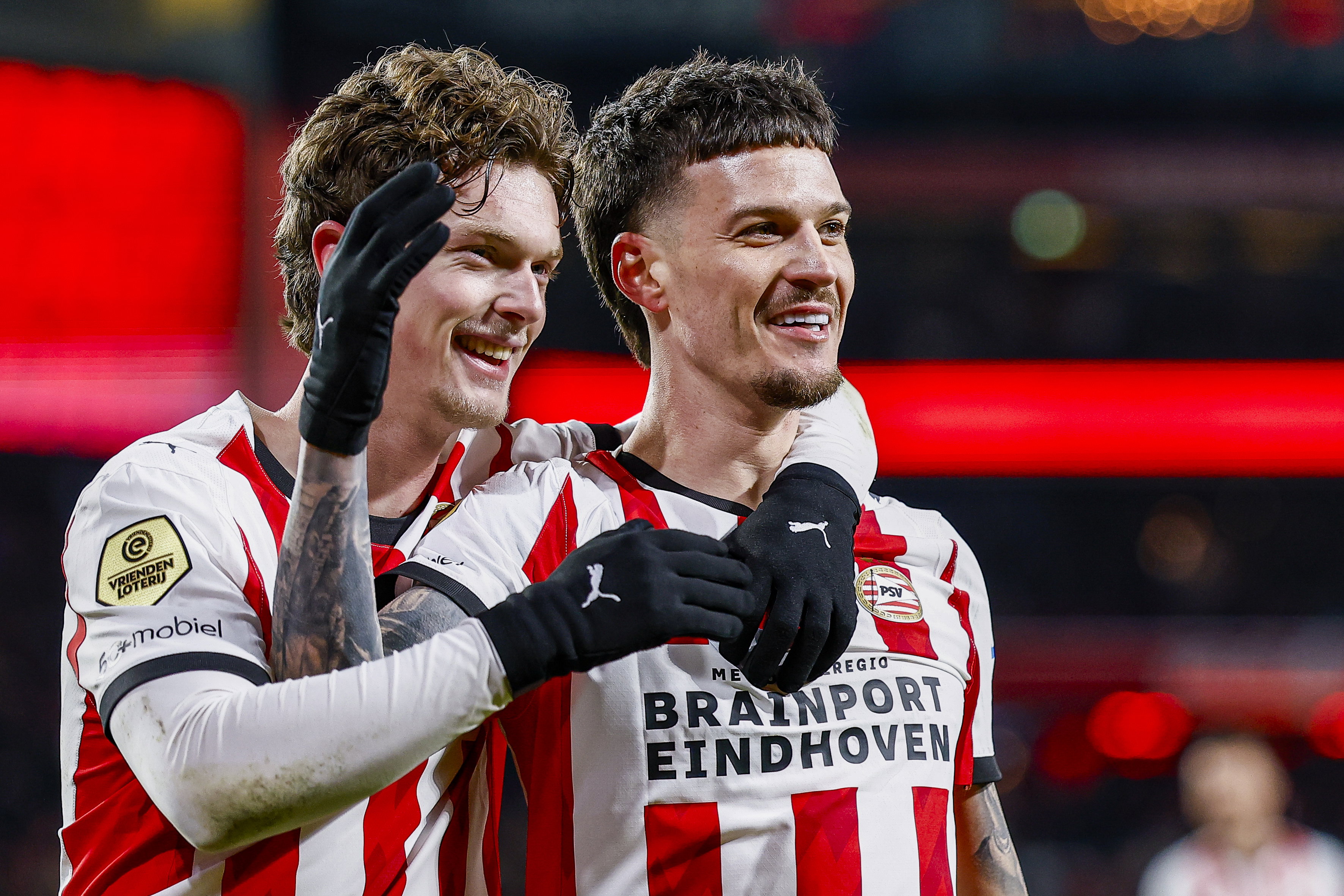 Paul Wanner en Dennis Man vieren een treffer van PSV