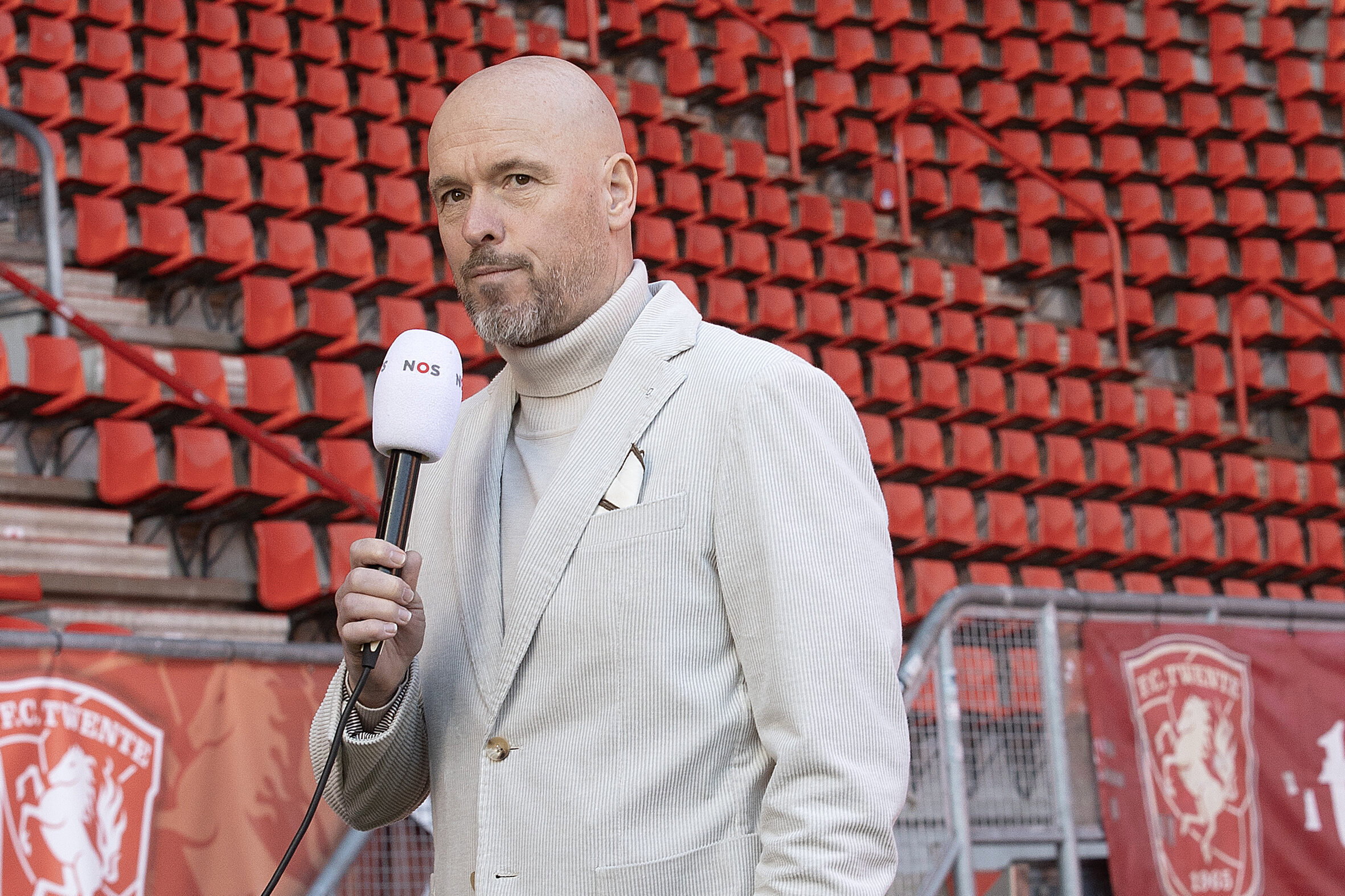 Erik ten Hag in gesprek met de NOS