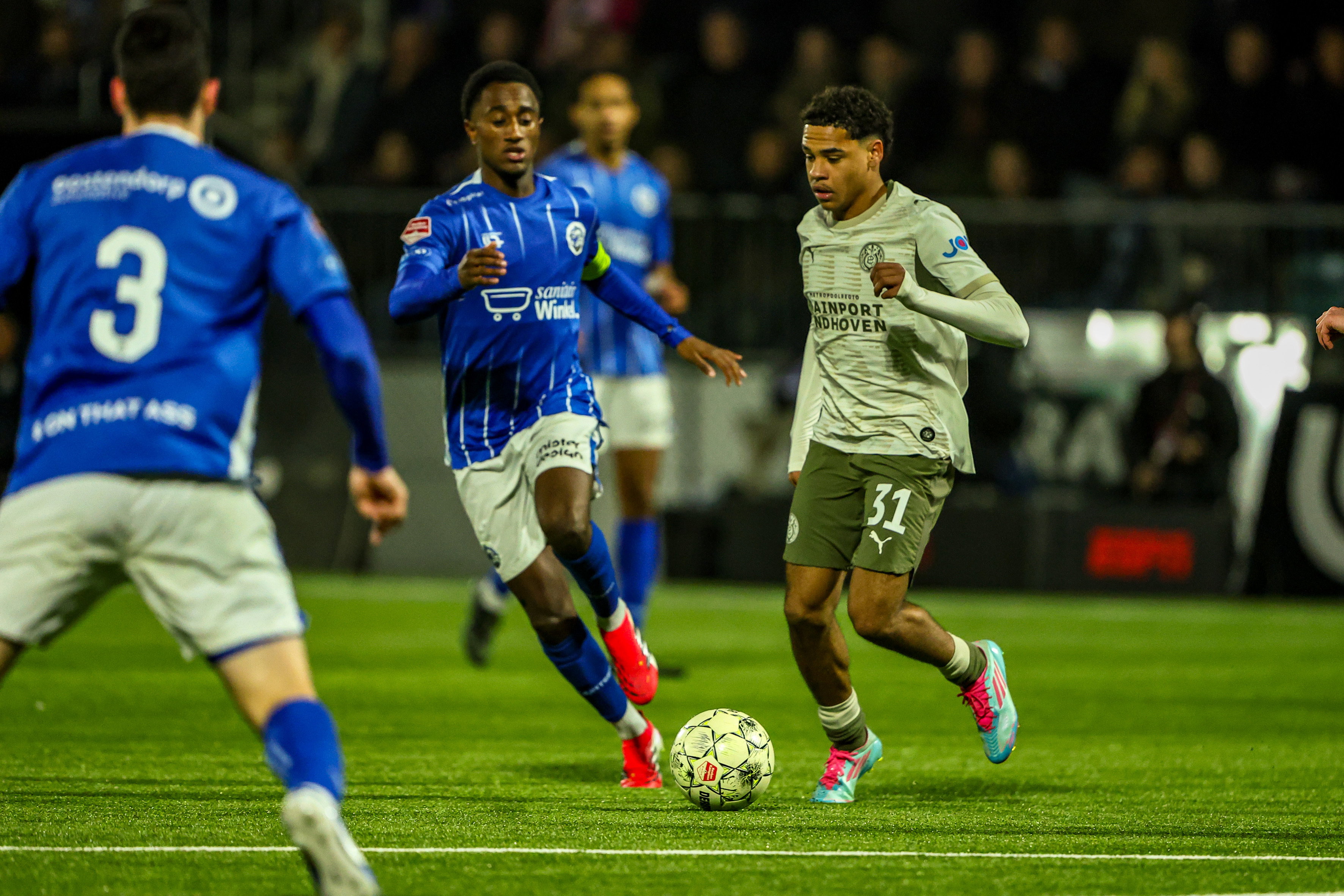 Noah Fernandez aan de bal tegen FC Den Bosch